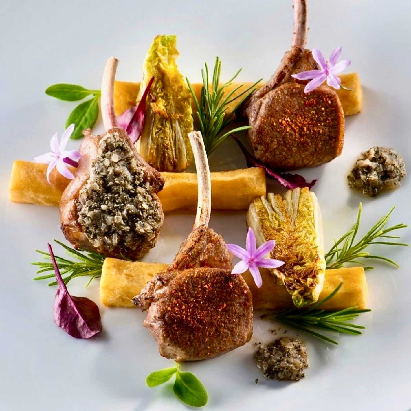 Cette bastide du XVIIe siècle, dont la terrasse donne sur l'arrière-pays et une majestueuse oliveraie, est la propriété du chef Jacques Chibois. Il vous propose une expérience gastronomique haut de gamme dans un cadre provençal d’exception.  La cuisine est souvent saluée pour sa finesse, portée par les trésors du terroir niçois. C’est un lieu d’exception très apprécié des amateurs de gastronomie.
