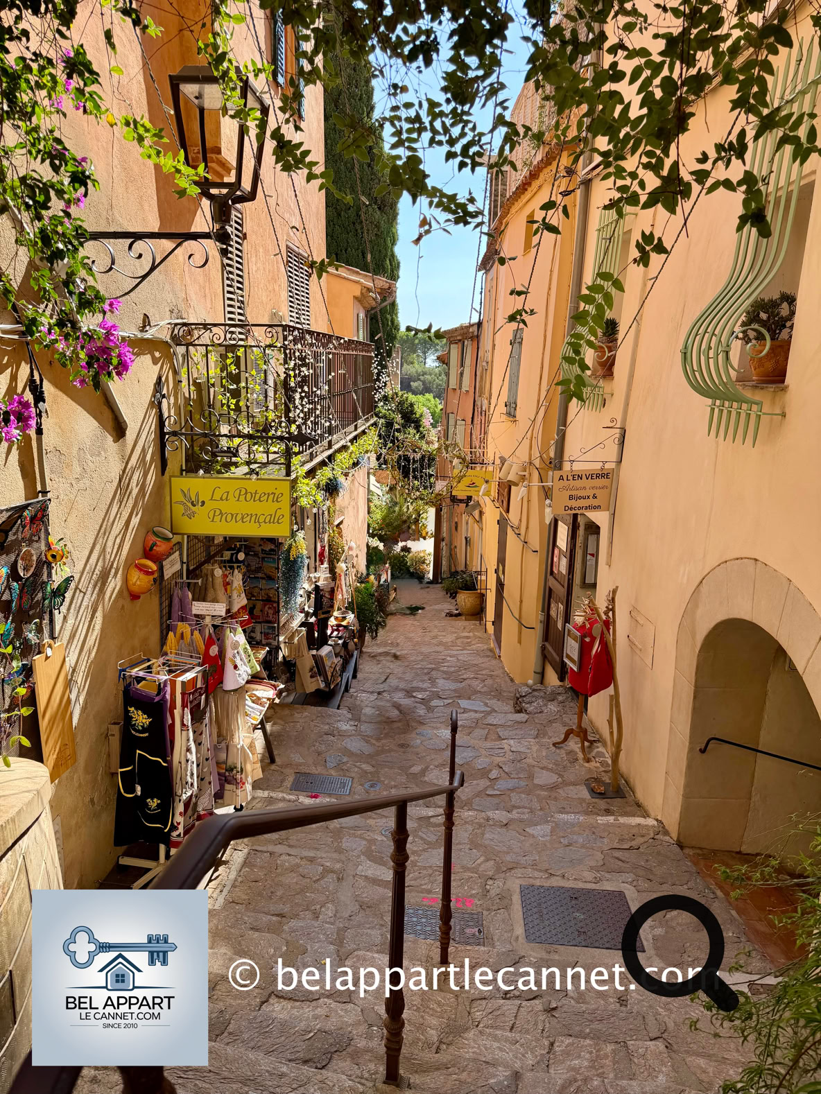 Ne manquez surtout pas la rue Rompi Cuou, dont le nom provençal pourrait être traduit assez librement par « rue casse-cul » ou plus sobrement la rue où l'on se rompt de cou !