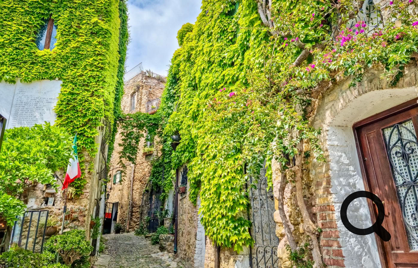 Vous pourrez y découvrir des maisons en ruines envahies par la végétation, des ateliers d’artistes, des galeries, des sculptures, des cafés bohèmes, et des petites ruelles pleines de charme.
