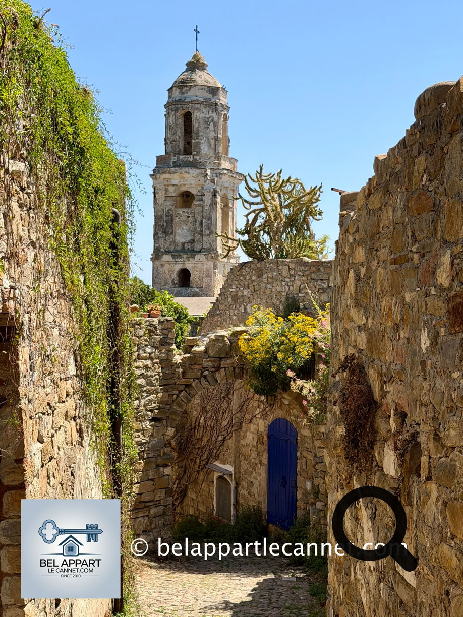 Vous pourrez y découvrir des maisons en ruines envahies par la végétation, des ateliers d’artistes, des galeries, des sculptures, des cafés bohèmes, et des petites ruelles pleines de charme.