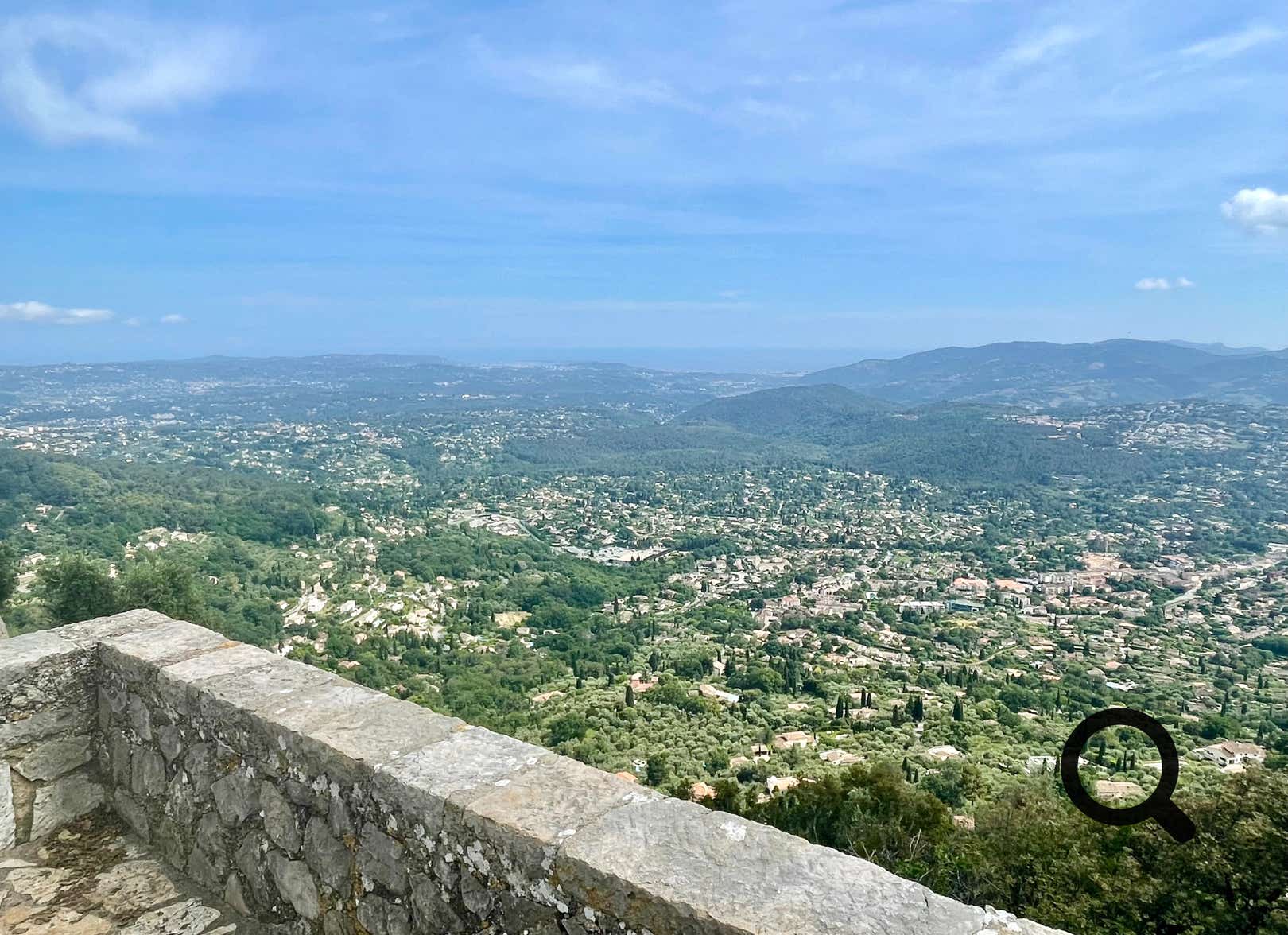 Perché à 550 mètres d’altitude, Cabris est un charmant village provençal situé dans les Alpes-Maritimes, à proximité de Grasse, la capitale mondiale du parfum. Entouré de collines boisées et offrant une vue panoramique exceptionnelle jusqu’à la mer, Cabris séduit immédiatement par son authenticité et son atmosphère paisible.