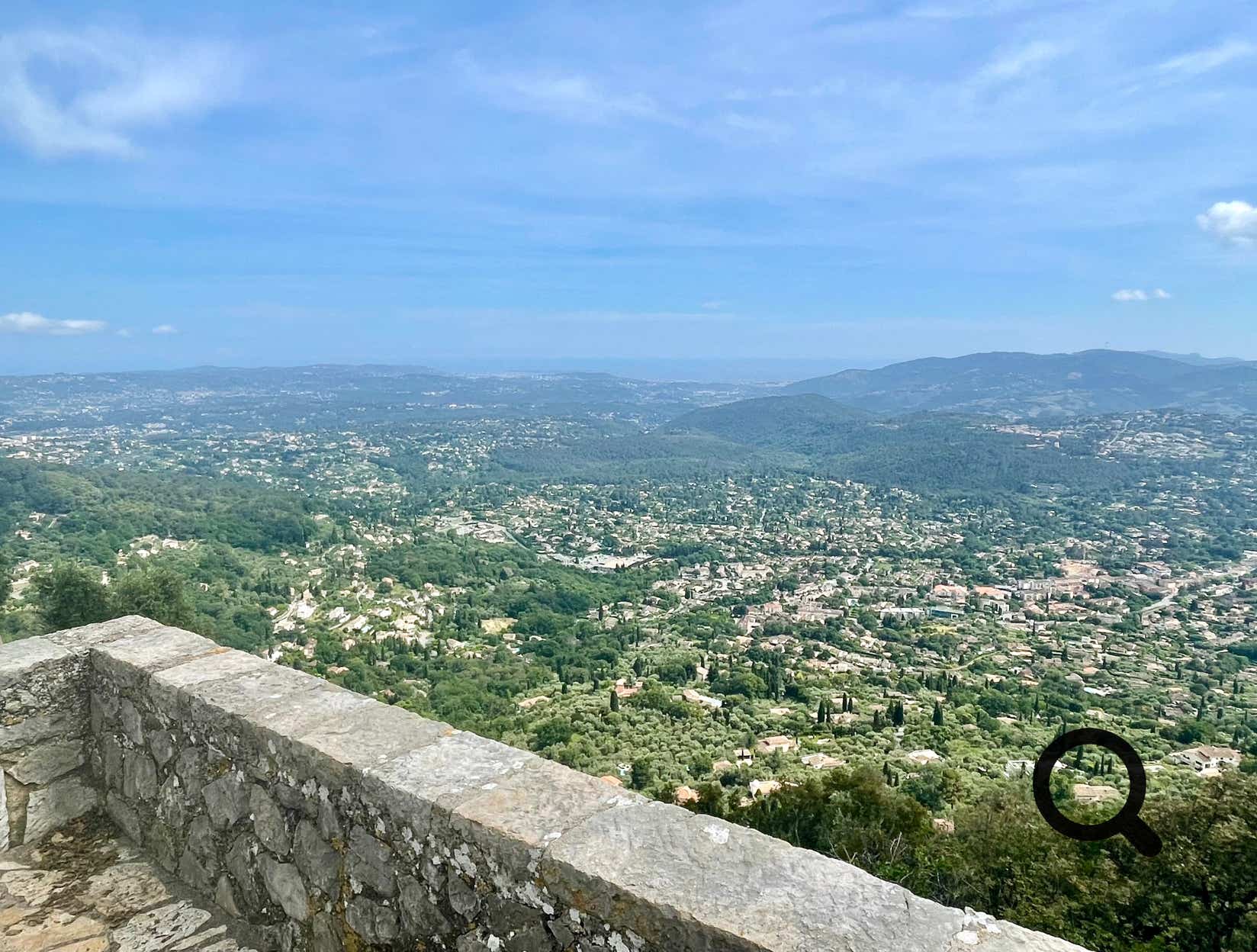 Perché à 550 mètres d’altitude, Cabris est un charmant village provençal situé dans les Alpes-Maritimes, à proximité de Grasse, la capitale mondiale du parfum. Entouré de collines boisées et offrant une vue panoramique exceptionnelle jusqu’à la mer, Cabris séduit immédiatement par son authenticité et son atmosphère paisible.