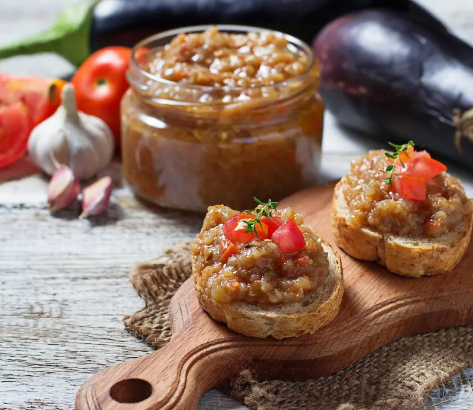 Le caviar d’aubergines est une préparation méditerranéenne très appréciée dans le sud de la France. C'est en réalité le mélange de la culture italienne et de la cuisine niçoise.