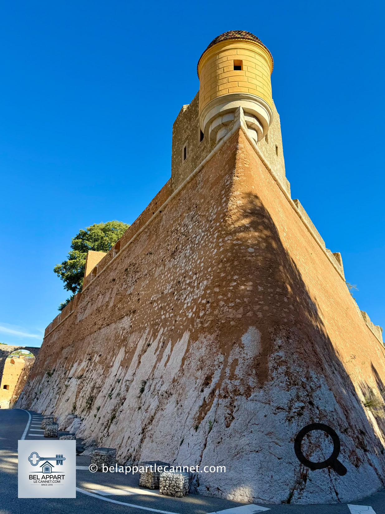 Dominant l'entrée de la magnifique rade de Villefranche-sur-Mer, la Citadelle Saint-Elme est l'un des monuments historiques les plus impressionnants de la ville.