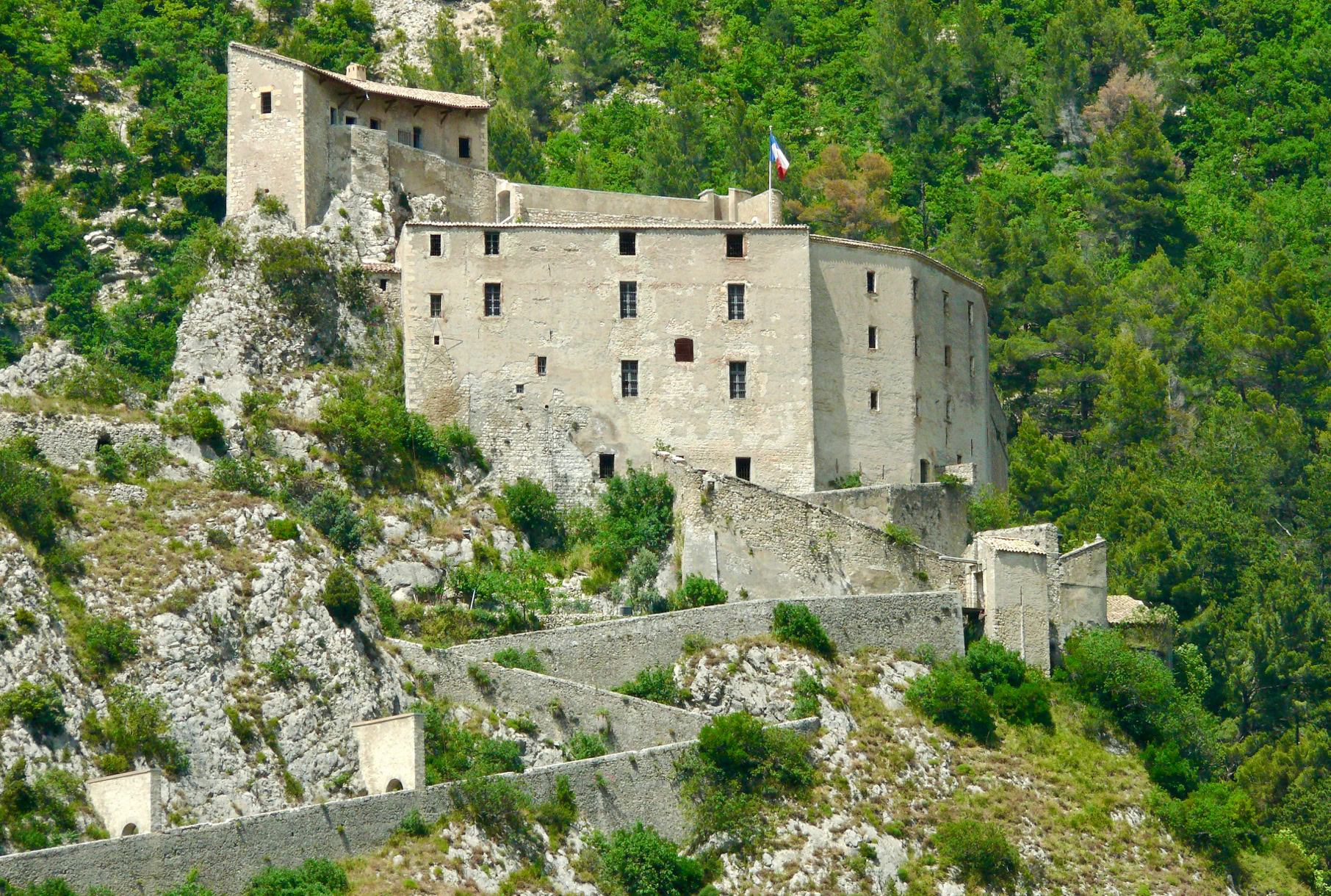 However, what truly makes Entrevaux famous is its citadel, which dominates the village from the top of its rocky outcrop. Successively fortified by Richelieu and later by Vauban during the reign of Louis XIV, it once served as a strategic stronghold protecting the frontier of the Kingdom of France against the County of Savoy.