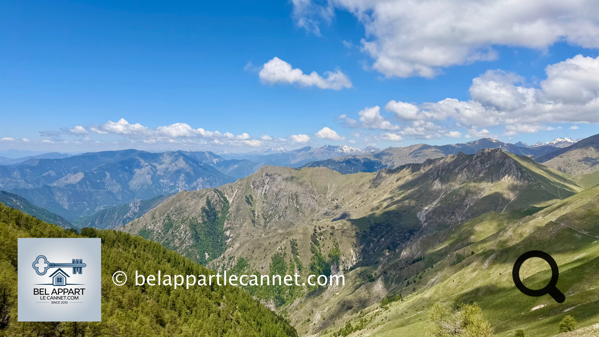 C'est l'un des cols les plus mythiques des Alpes du Sud  et sans doute l'une des routes les plus spectaculaires de l'arrière-pays niçois. Situé à environ 1 600 mètres d’altitude dans le massif des Préalpes de Nice, il relie les vallées de la Vésubie, de la Bévéra et du Paillo.