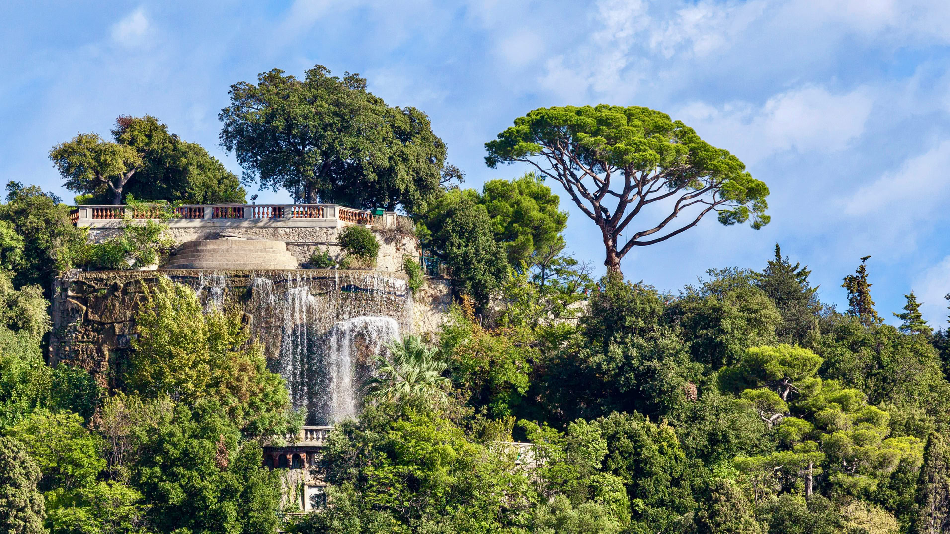 La Colline du Château est l'un des plus beaux sites de Nice et sans doute le meilleur endroit pour admirer toute la baie des Anges.