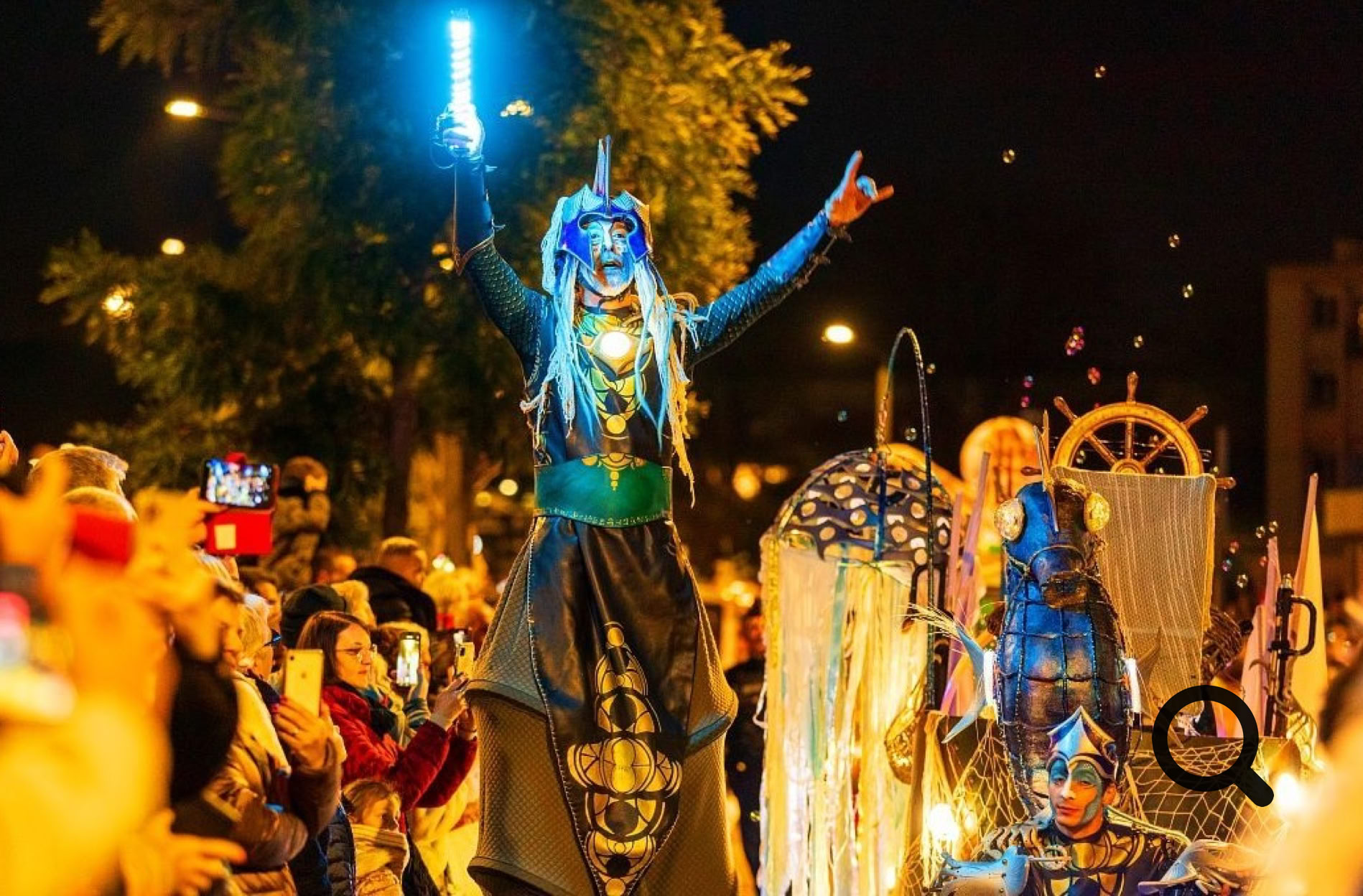 Le corso fleuri constitue le moment phare de la fête. De magnifiques chars, décorés de milliers de bouquets de mimosa, défilent dans les rues au rythme de la musique. Autour d'eux, danseurs et participants costumés animent le cortège et distribuent des fleurs au public, créant une ambiance joyeuse et interactive où chacun peut participer à la fête.