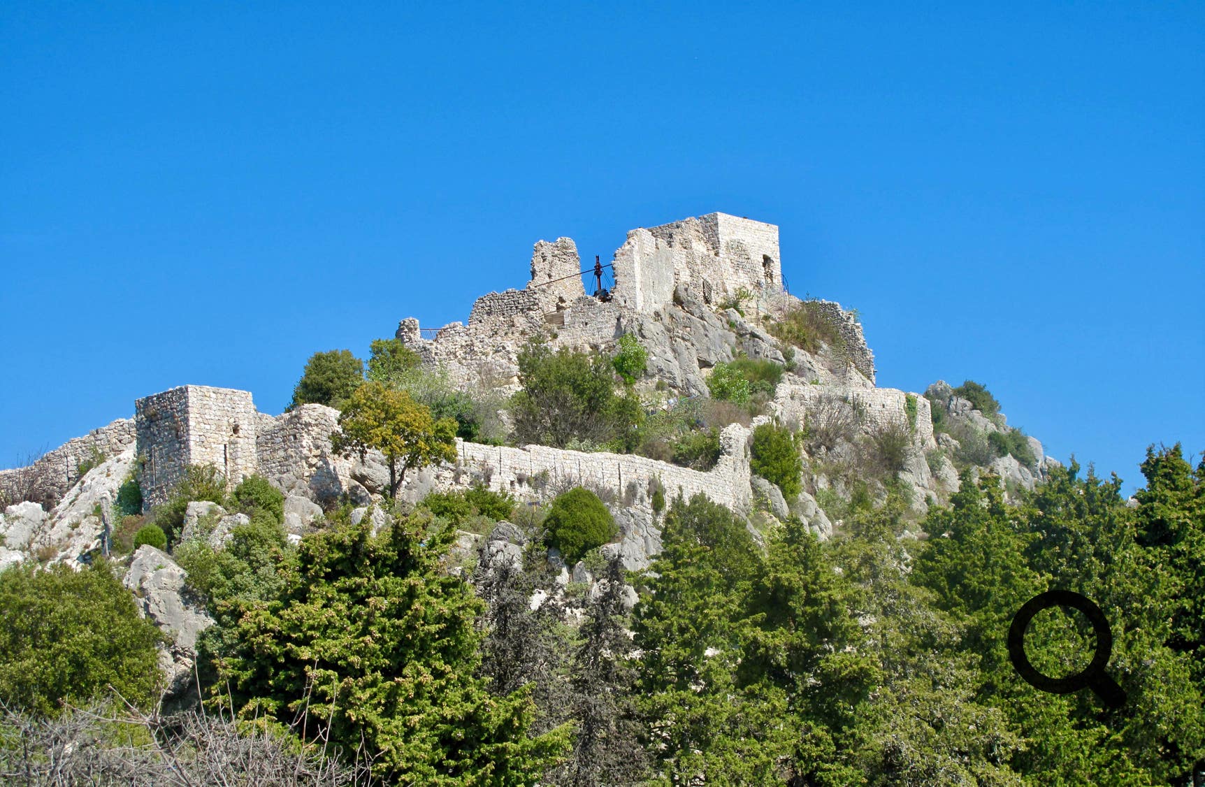 Le village de Sainte-Agnès est célèbre pour sa forteresse, construite au XVIe siècle pour protéger la région des invasions. La visite de la forteresse est un incontournable : on peut y découvrir les remparts, les tours de guet et des expositions sur l’histoire locale.  Depuis les hauteurs, la vue panoramique à 360° sur Menton, Monaco et même l’Italie par temps clair est absolument à couper le souffle.
