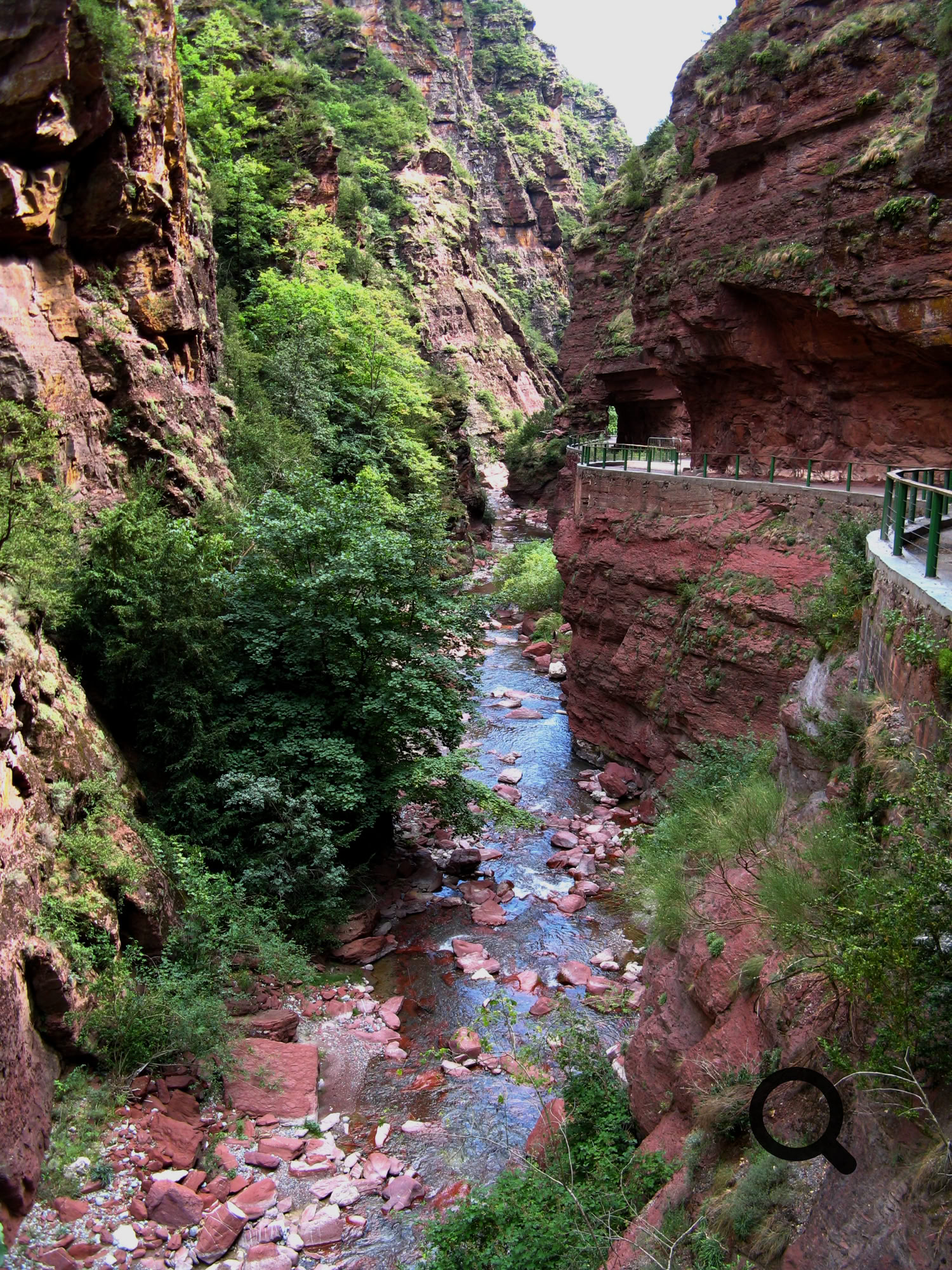 L'un des aspects les plus intéressants de ces deux arrêts est de découvrir deux tronçons de l'ancienne route. Avant la construction du tunnel actuel, les véhicules empruntaient un passage directement taillé dans la falaise, quelques mètres seulement au-dessus du Cians. La chaussée était particulièrement étroite et les croisements  pouvaient être très difficiles. Les tunnels modernes ont ensuite permis de détourner la circulation de ces passages les plus contraignants.