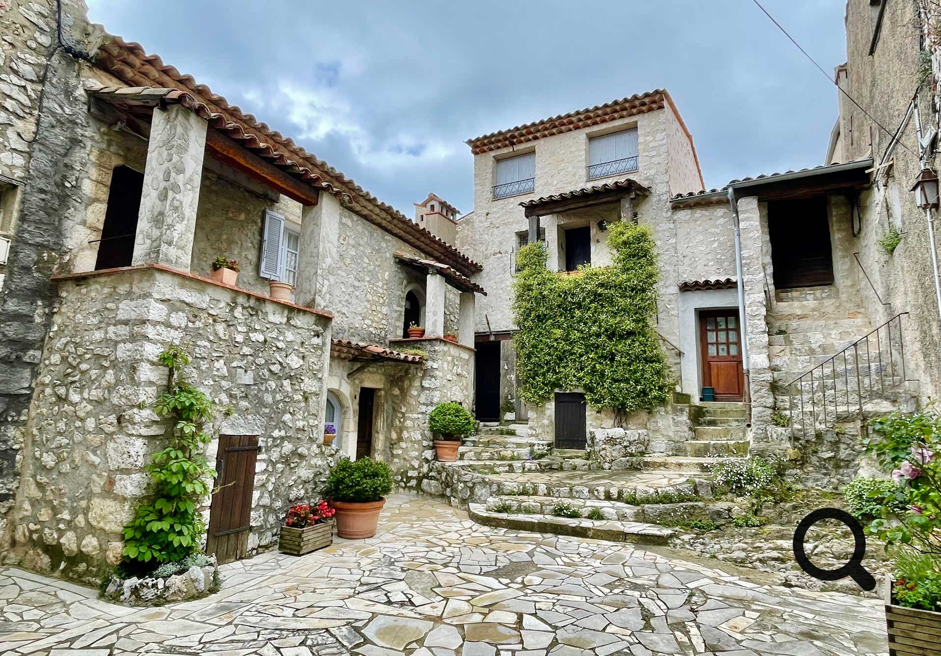 Strolling through the cobblestone streets of Gourdon reveals a well-preserved heritage, with stone houses, fountains, and artisan workshops. Local shops offer products such as perfumes, soaps, and confections, reflecting the cultural and artisanal richness of the region.