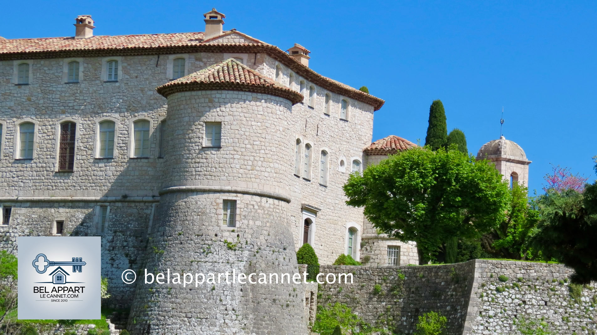 Le château de Gourdon, datant du IXᵉ siècle, est une étape incontournable. Ses jardins en terrasses, conçus par André Le Nôtre, créateur des jardins de Versailles, ajoutent une touche de raffinement et offrent des points de vue spectaculaires. Les amateurs d’histoire et d’architecture seront ravis par la visite de cet édifice chargé d’histoire.