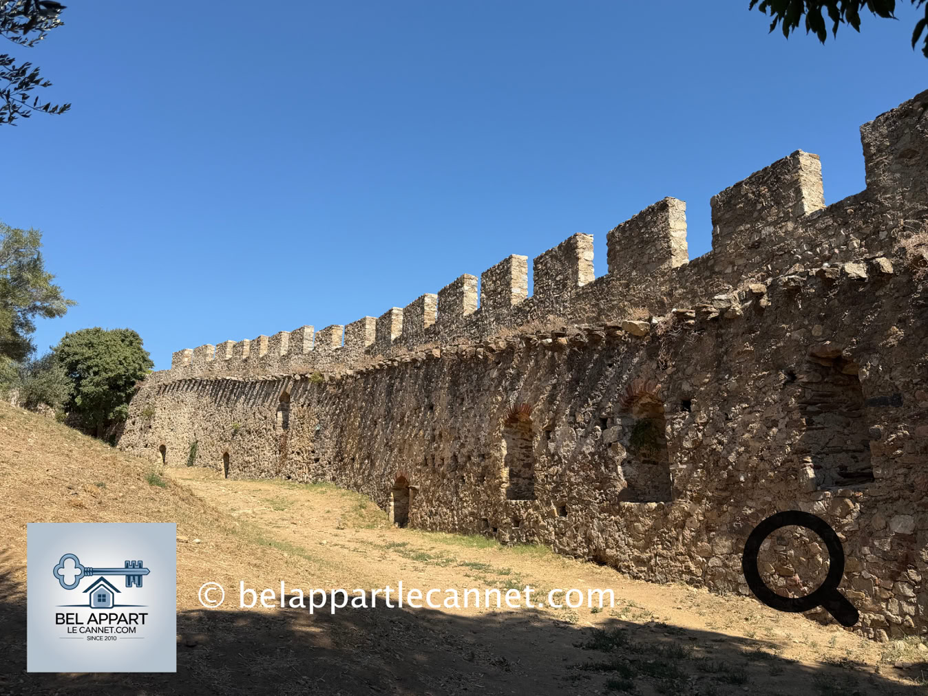 Tout en haut du village se trouvent les imposantes ruines du Château de Grimaud. C'est véritablement le point culminant de la visite.