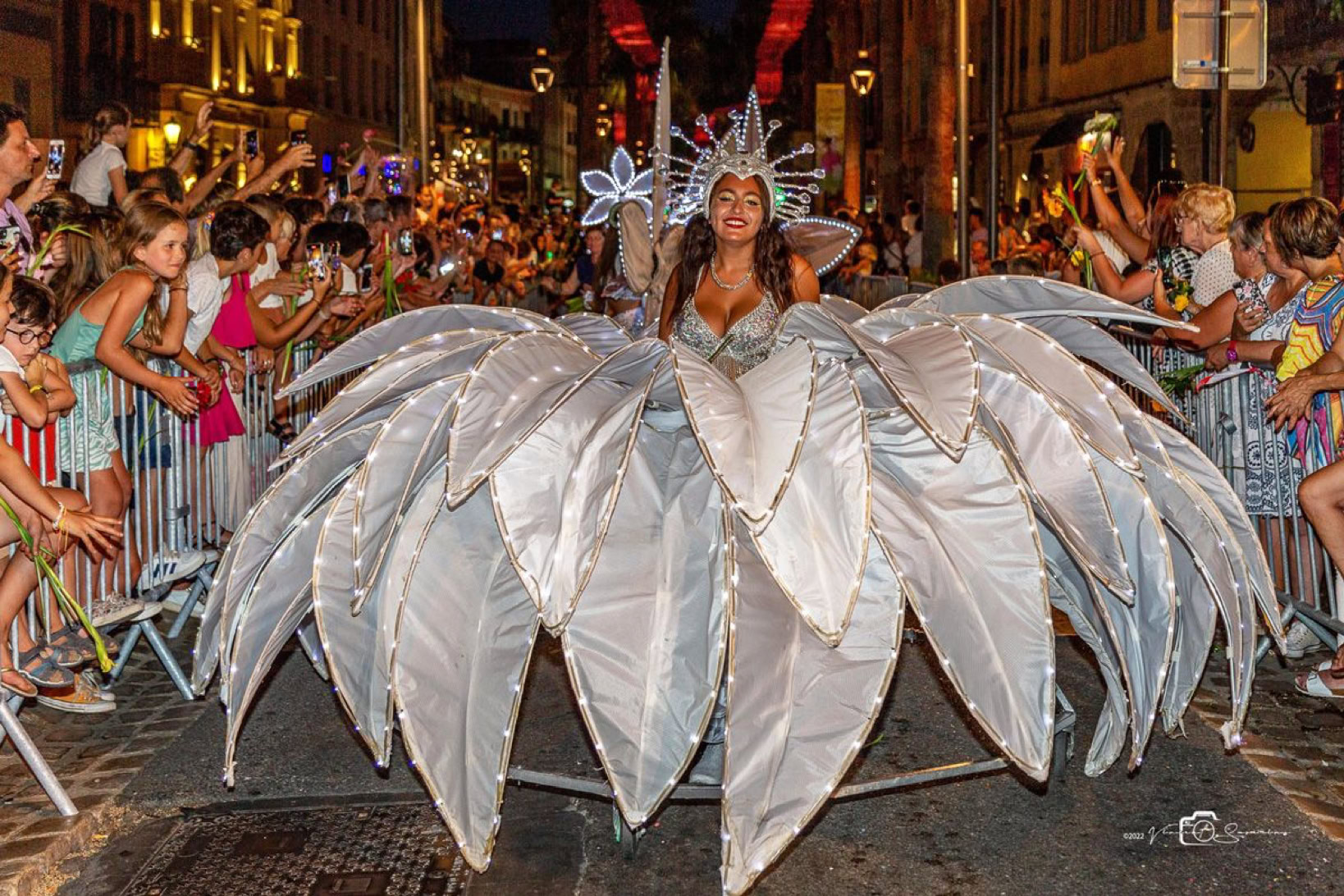 La Fête du Jasmin est l'un des événements les plus emblématiques de Grasse, véritable capitale mondiale du parfum. Elle se déroule chaque année le premier week-end d'août, au moment où commence la récolte de cette petite fleur blanche si précieuse.