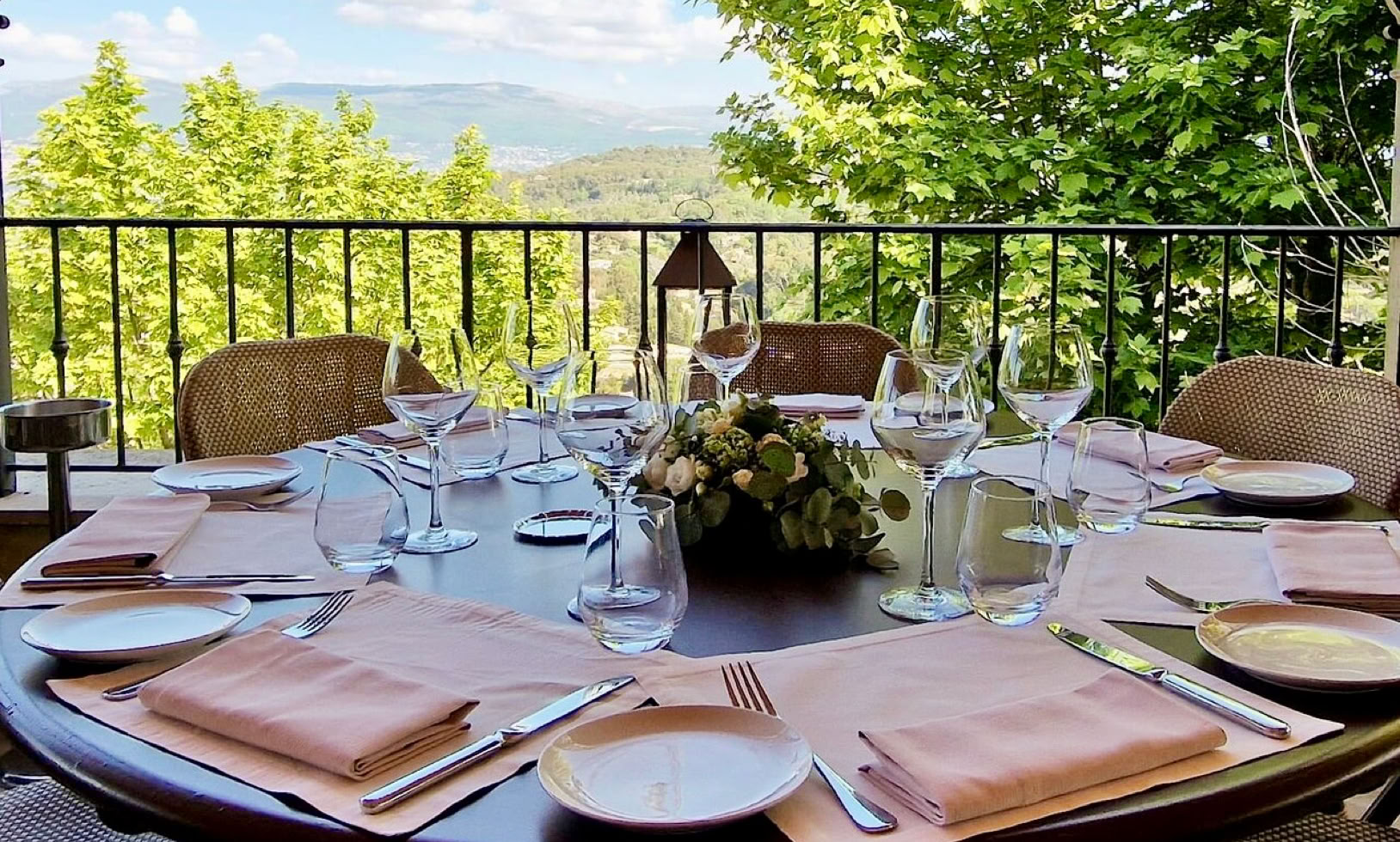 Holds an iconic place. Housed in a characterful Provençal building, this restaurant was long associated with the legendary chef Roger Vergé, a pioneer of “cuisine du soleil.” Today, L’Amandier continues this culinary tradition by showcasing local products in refined and generous dishes.  Its panoramic terrace is especially appreciated on sunny days, perfect for lunch or dinner with a view.