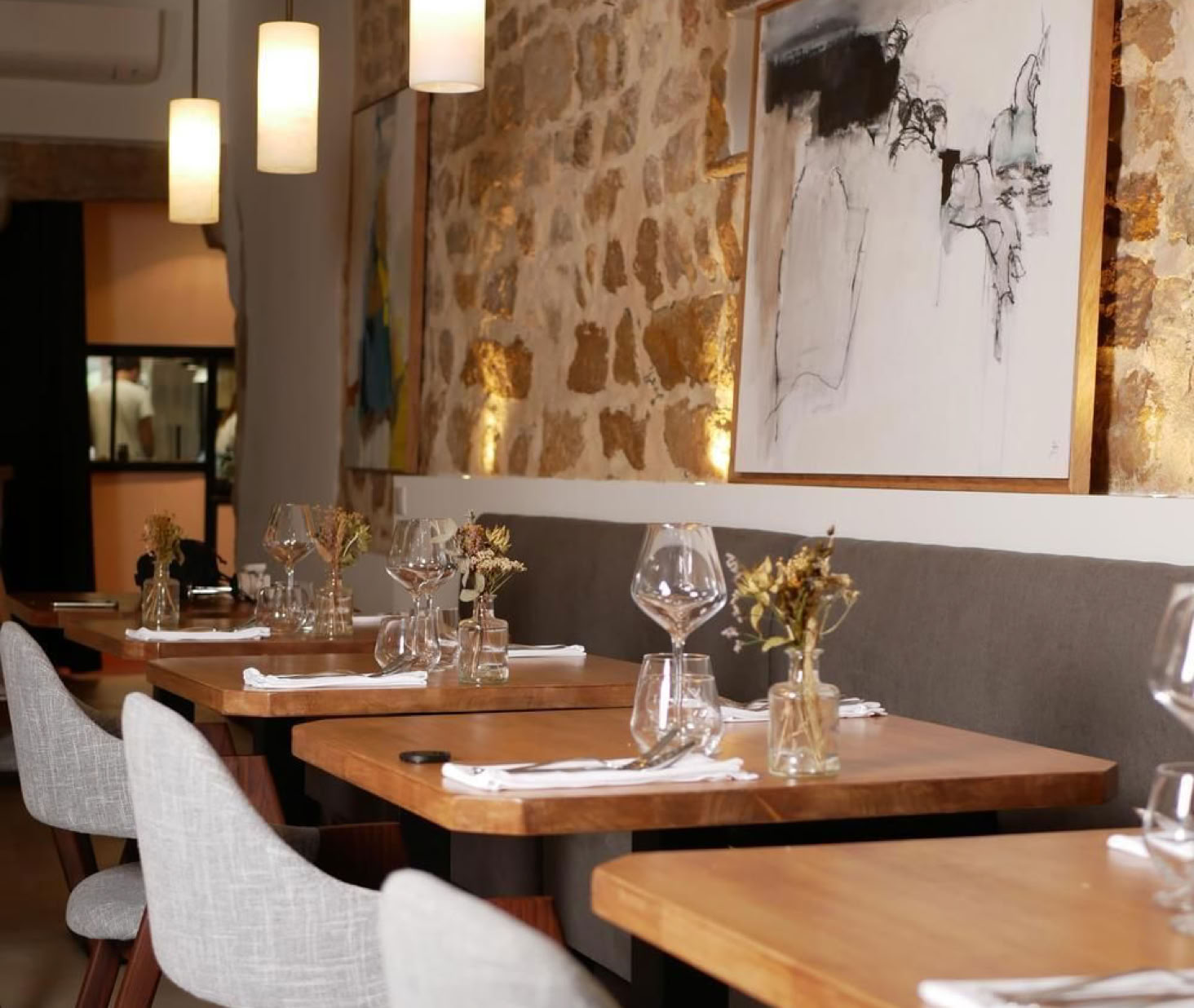 Its cuisine is semi-gastronomic, focused on local products, seasonality, and refined simplicity—not chasing accolades at all costs, but aiming instead for authentic flavor and emotion. This modern and elegant venue, recognized by the Michelin Guide and praised by the specialized press, offers a refined, contemporary, and heartfelt culinary experience, deeply rooted in the rich terroir of Tourrettes-sur-Loup. Le Spelt is the gastronomic standout—born from the vision of a passionate duo, it offers elegant menus, a strong culinary identity, and a warm sense of hospitality.