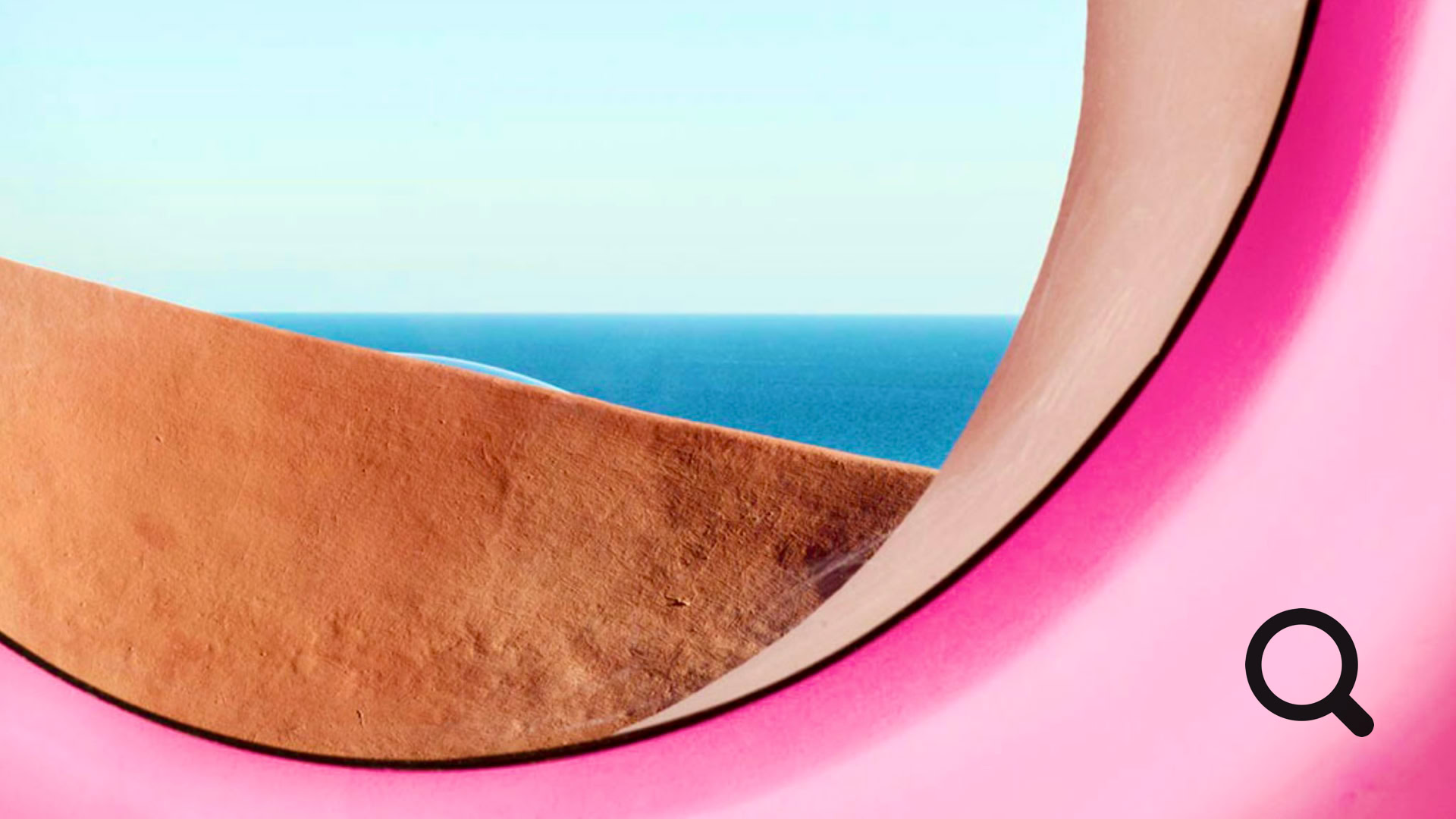 À l'intérieur, les espaces sont surprenants : pièces en enfilade, ouvertures circulaires, jeux de lumière, couleurs vives…  Tout a été conçu pour offrir une expérience sensorielle unique, en rupture totale avec l'architecture traditionnelle.