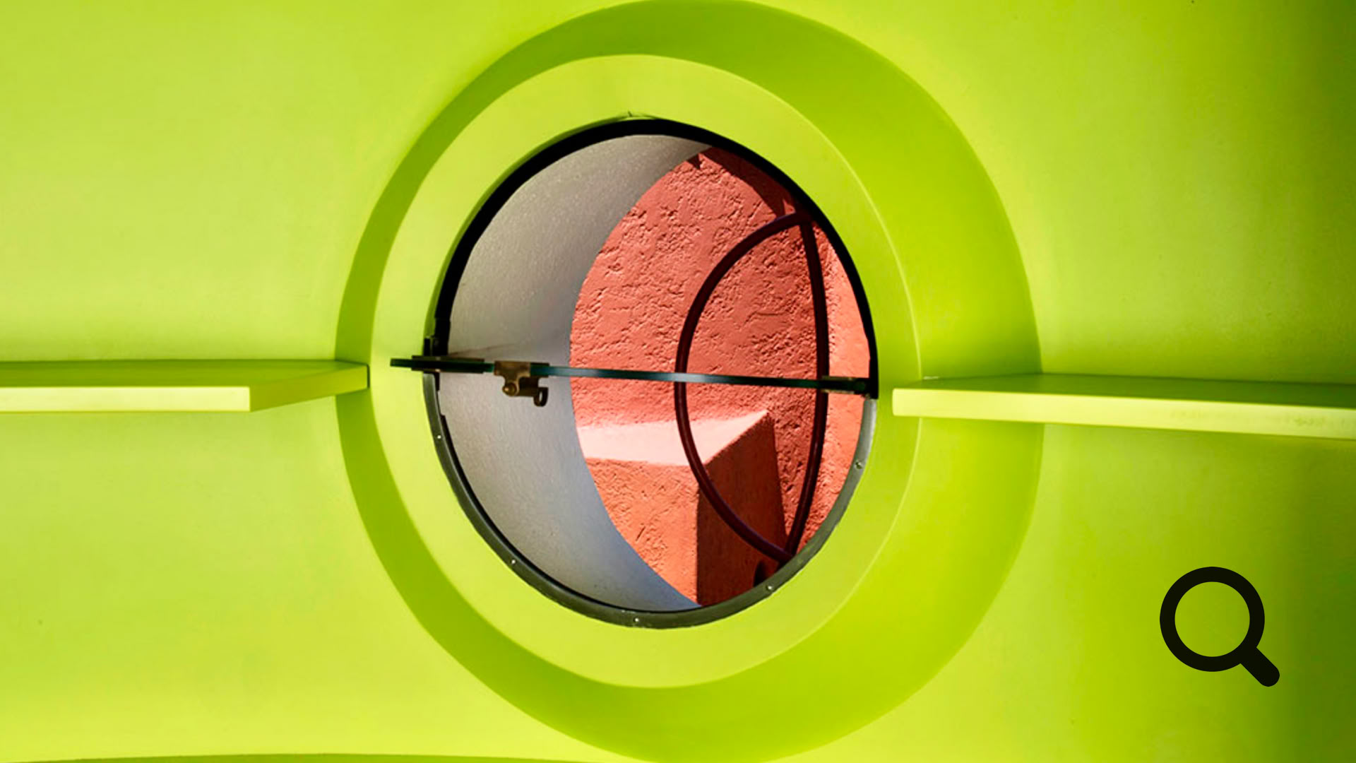 À l'intérieur, les espaces sont surprenants : pièces en enfilade, ouvertures circulaires, jeux de lumière, couleurs vives…  Tout a été conçu pour offrir une expérience sensorielle unique, en rupture totale avec l'architecture traditionnelle.