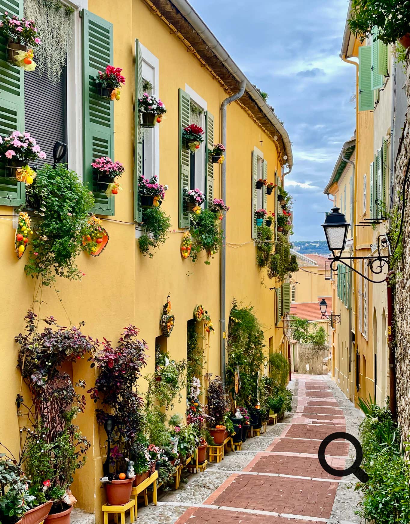 Le Vieux Menton, avec ses ruelles étroites et colorées, est un véritable bijou. En flânant, on découvre des maisons aux façades pastel, des escaliers pittoresques et des placettes où règne une atmosphère méditerranéenne unique.