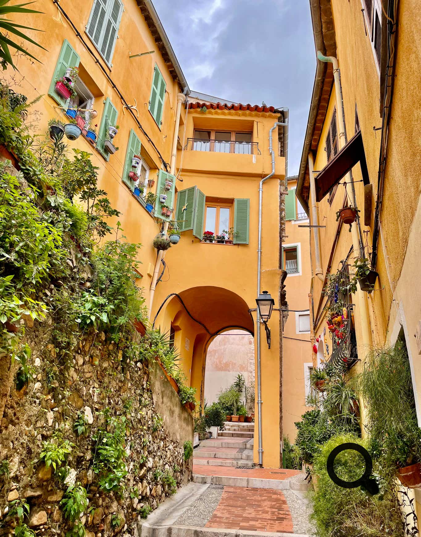 Le Vieux Menton, avec ses ruelles étroites et colorées, est un véritable bijou. En flânant, on découvre des maisons aux façades pastel, des escaliers pittoresques et des placettes où règne une atmosphère méditerranéenne unique.