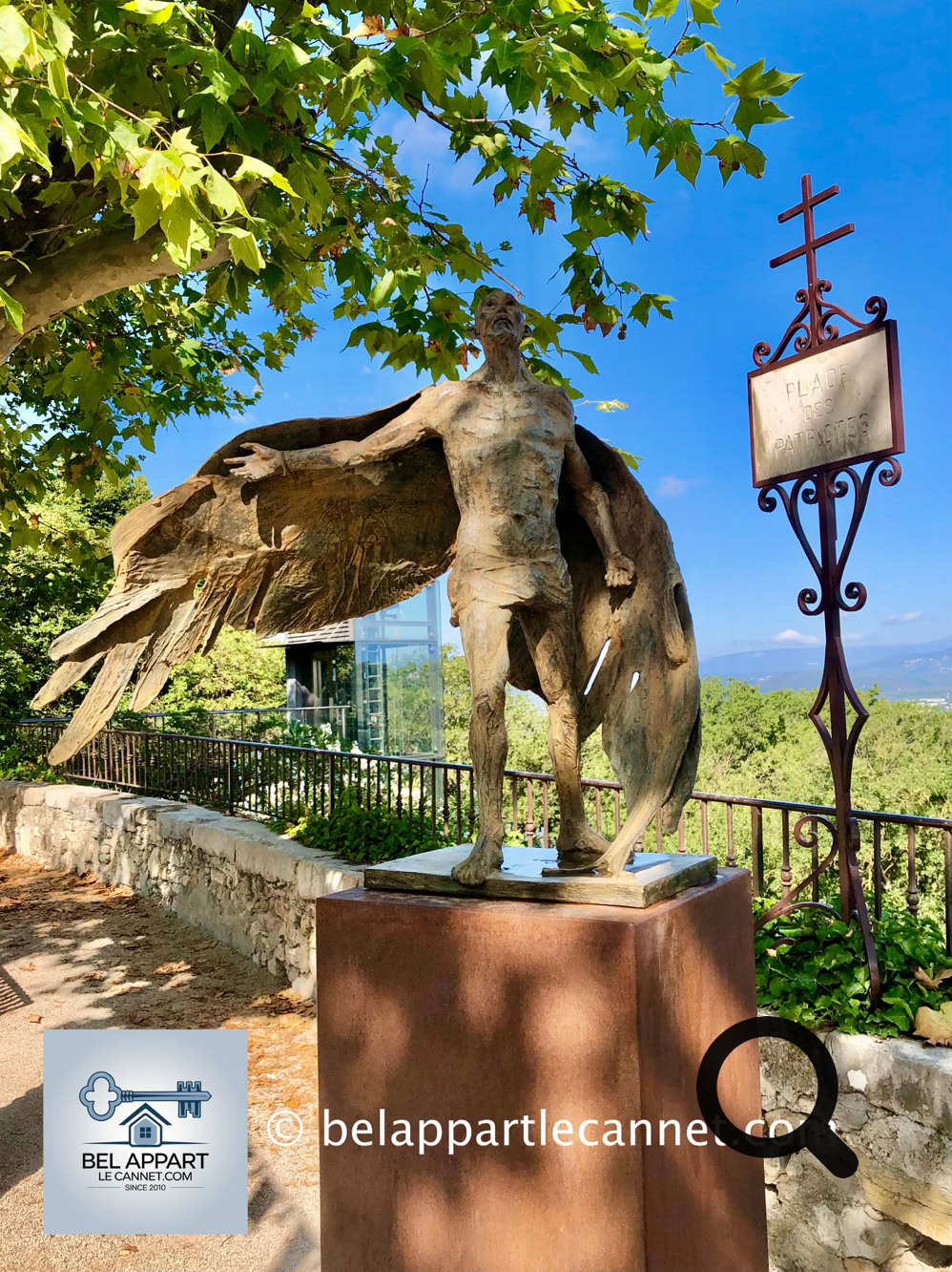 En flânant dans ses petites rues, vous découvrirez des œuvres d’art exposées en plein air, comme dans un musée à ciel ouvert. 