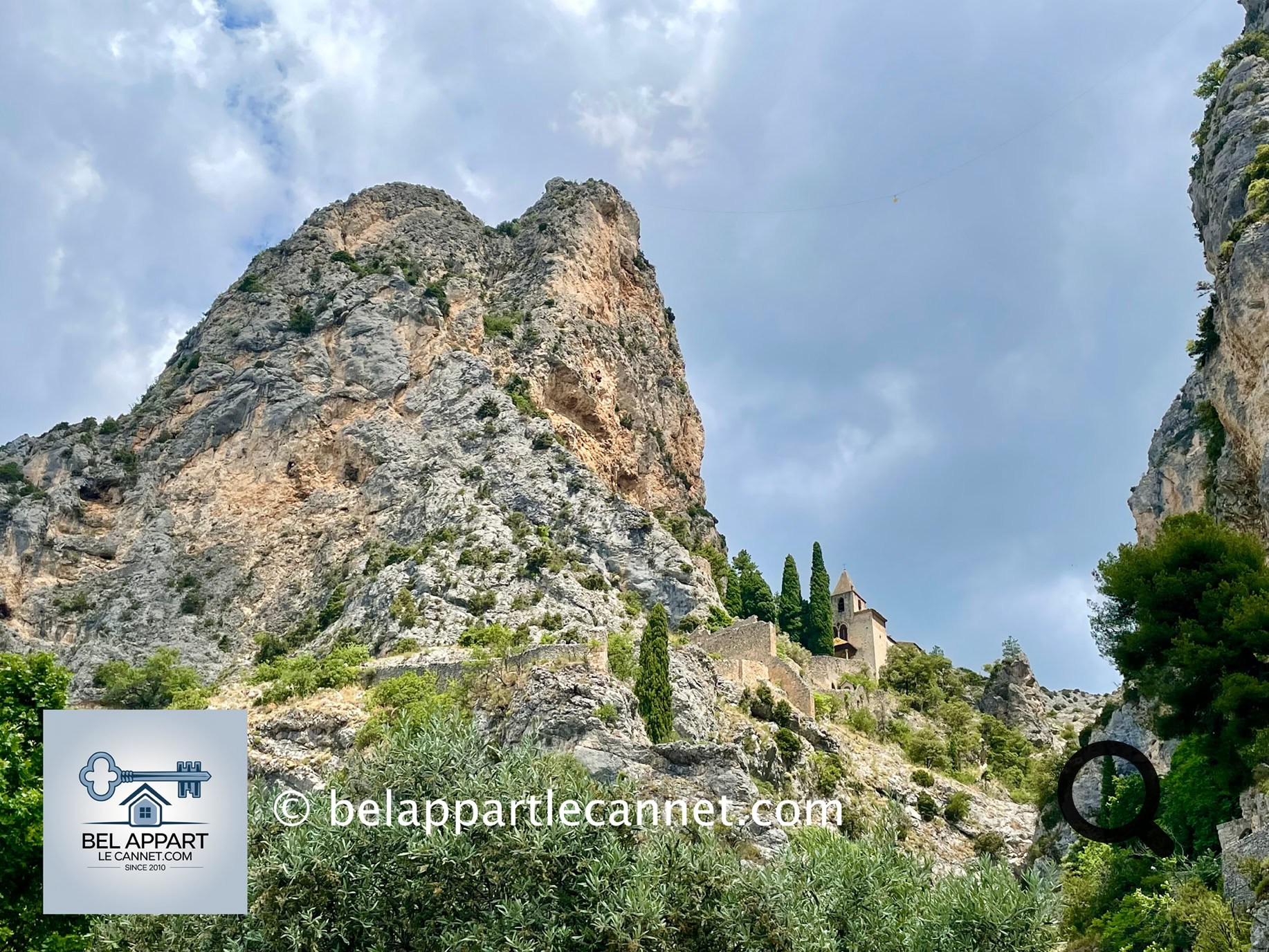 Perched at an altitude of 830m, it majestically overlooks the village, wedged between two cliffs, offering a spectacular view from the top of the Way of the Cross chapels.