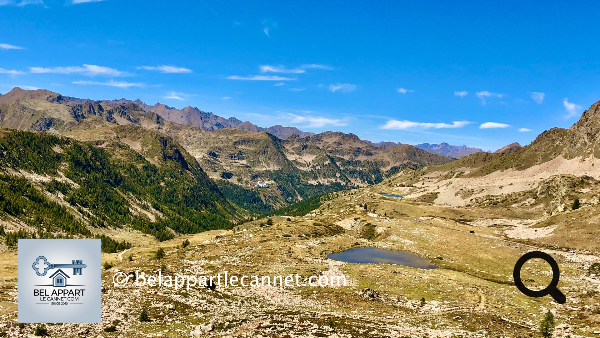 Situé à 2 350 mètres d’altitude, le col de la Lombarde marque la frontière entre la France et l’Italie, reliant la vallée de la Tinée au Piémont italien. À quelques kilomètres seulement de la station d’Isola 2000, il est facilement accessible tout en offrant un véritable dépaysement.