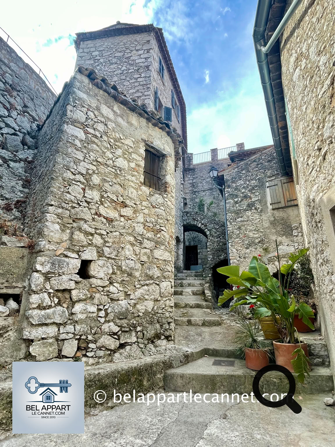 The heart of the village is a labyrinth of arched passageways, steep staircases, shaded little squares, and tightly packed stone houses clinging to the rock. Its architecture is typically medieval, with terracotta-tiled roofs and facades often adorned with climbing plants.