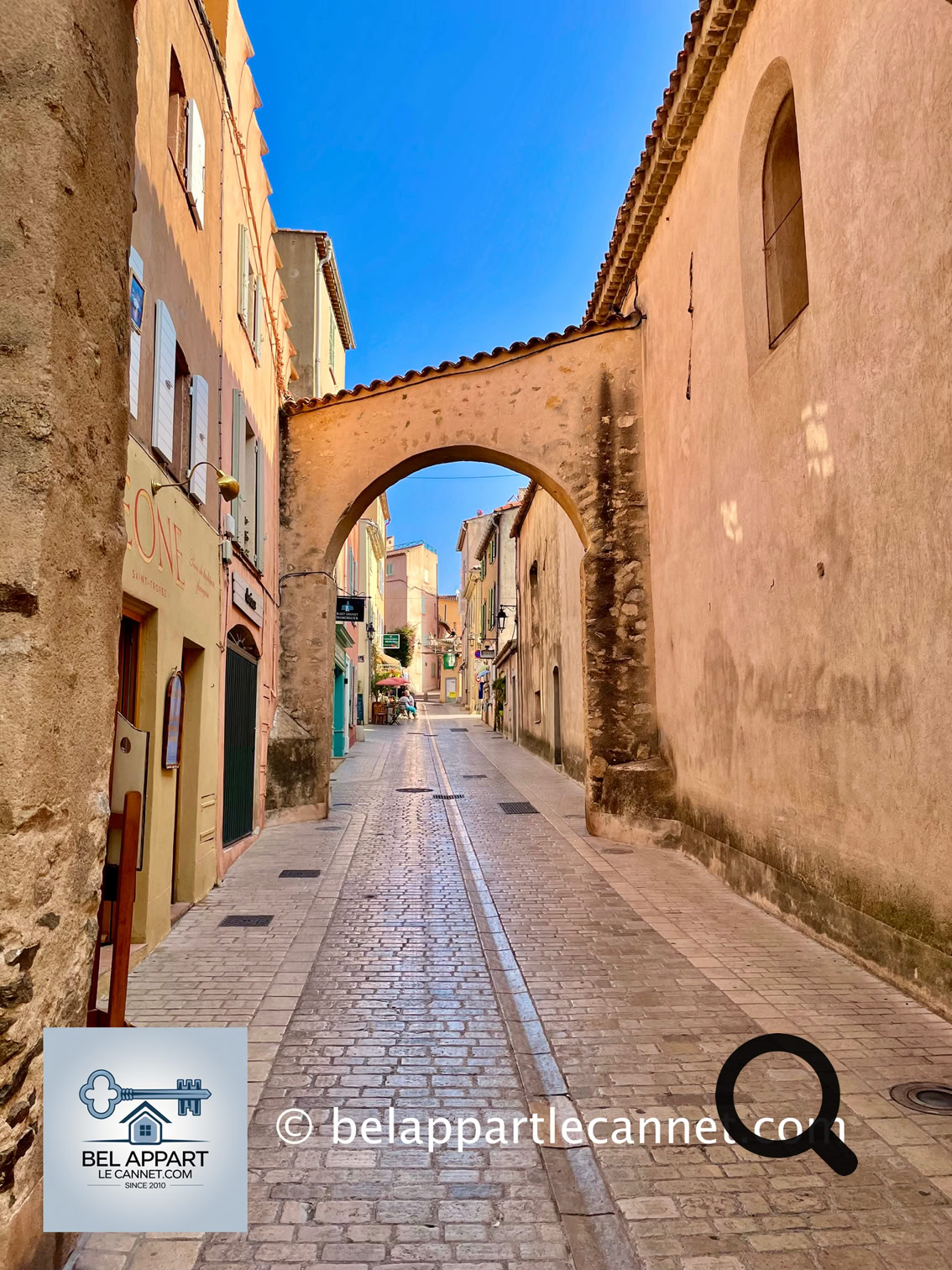 Le Vieux Saint-Tropez est un labyrinthe de ruelles pavées bordées de maisons colorées. La place des Lices, cœur de la vie provençale, accueille un marché typique deux fois par semaine. Vous pourrez y déguster des produits locaux comme l’huile d’olive, le miel et, bien sûr, la fameuse tarte tropézienne. 