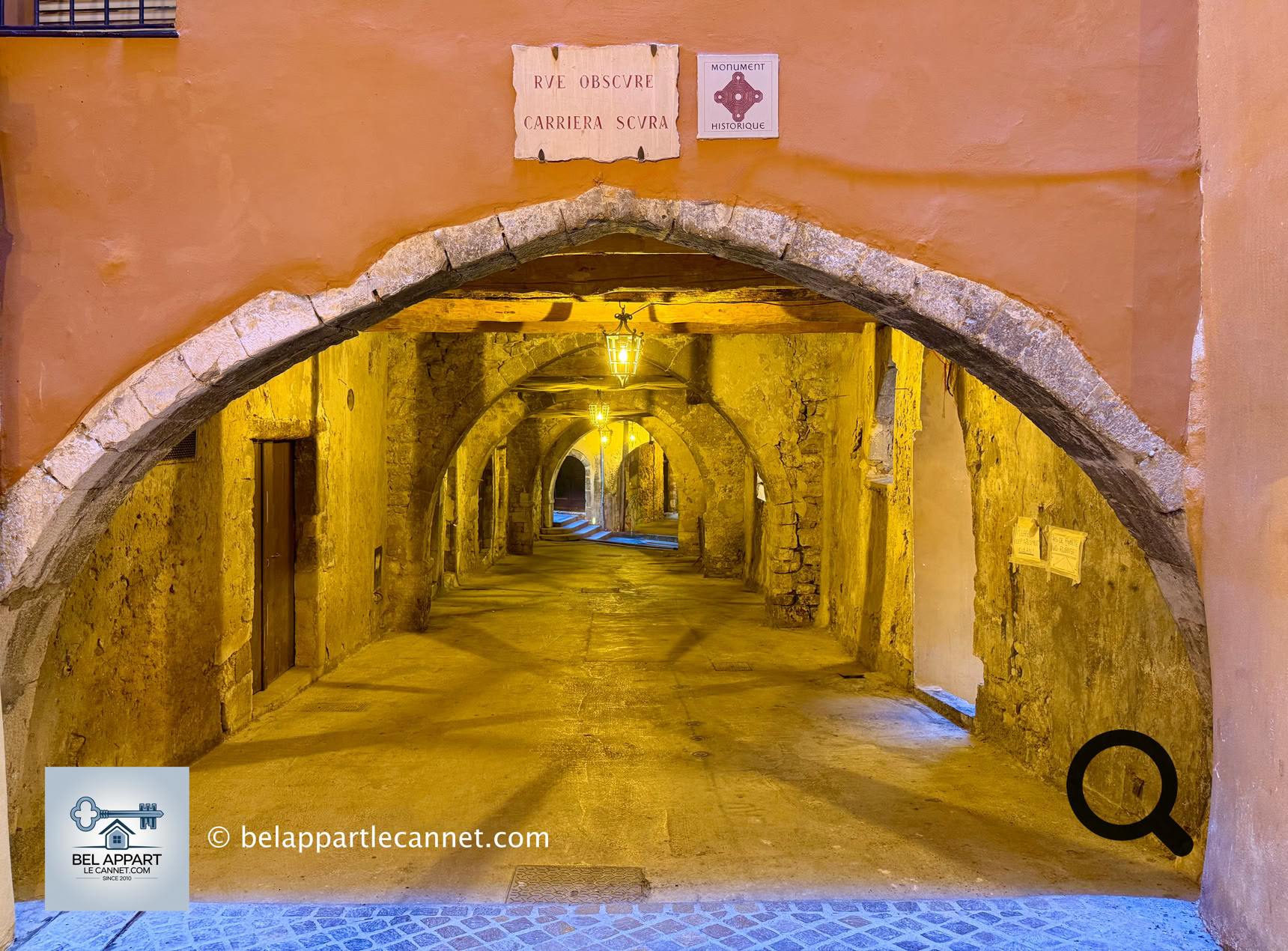 C'est certainement l'une des curiosités les plus étonnantes du vieux Villefranche-sur-Mer. Longue d'environ 130 mètres, la Rue Obscure est un ancien passage médiéval qui longeait les premiers remparts de la cité.