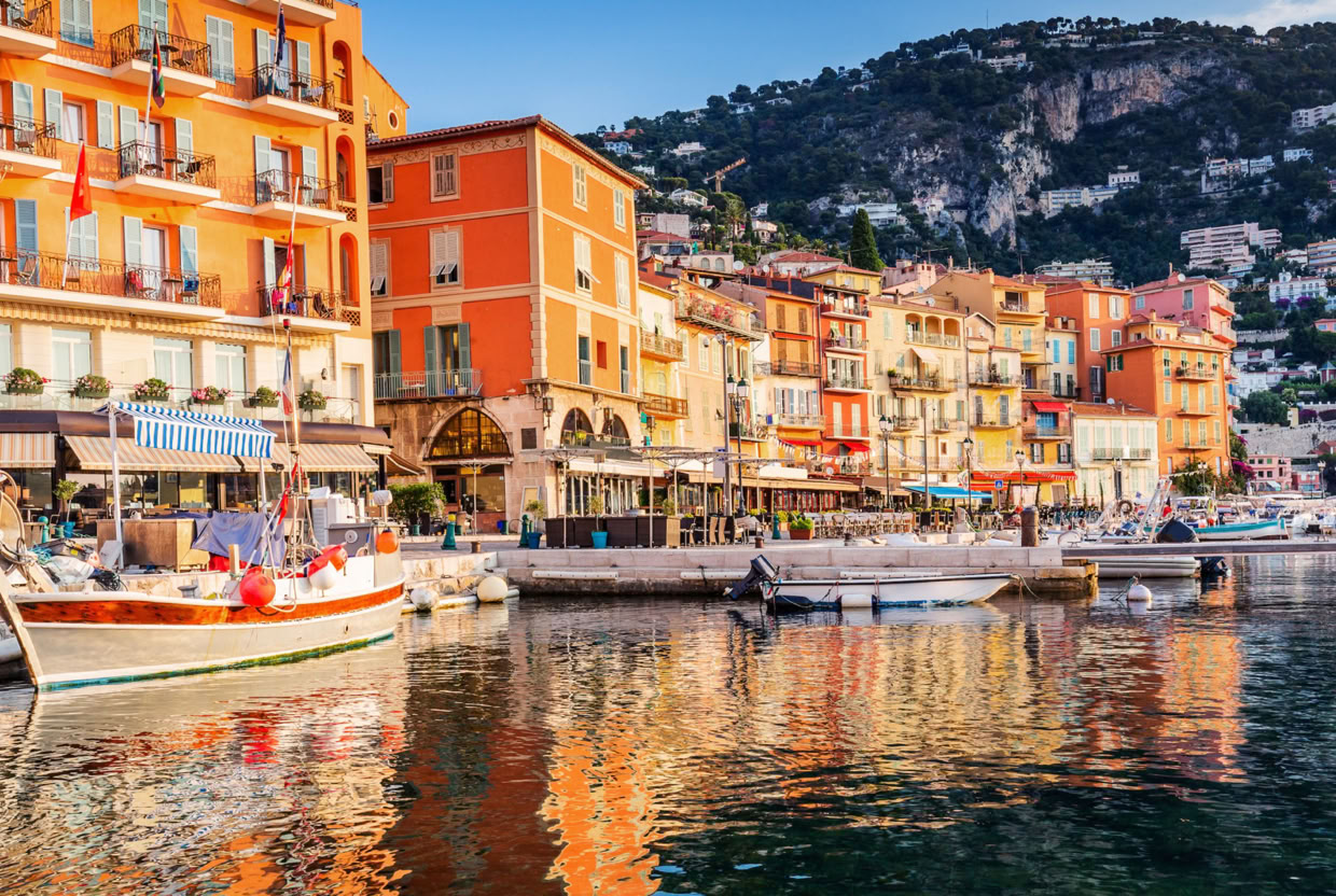 Villefranche-sur-Mer, situé entre Nice et Monaco, est une perle de la Côte d’Azur qui séduit par son charme authentique, son cadre pittoresque et sa riche histoire.  Ce village en bord de mer offre une  expérience unique, mêlant beauté naturelle, patrimoine et atmosphère provençale.
