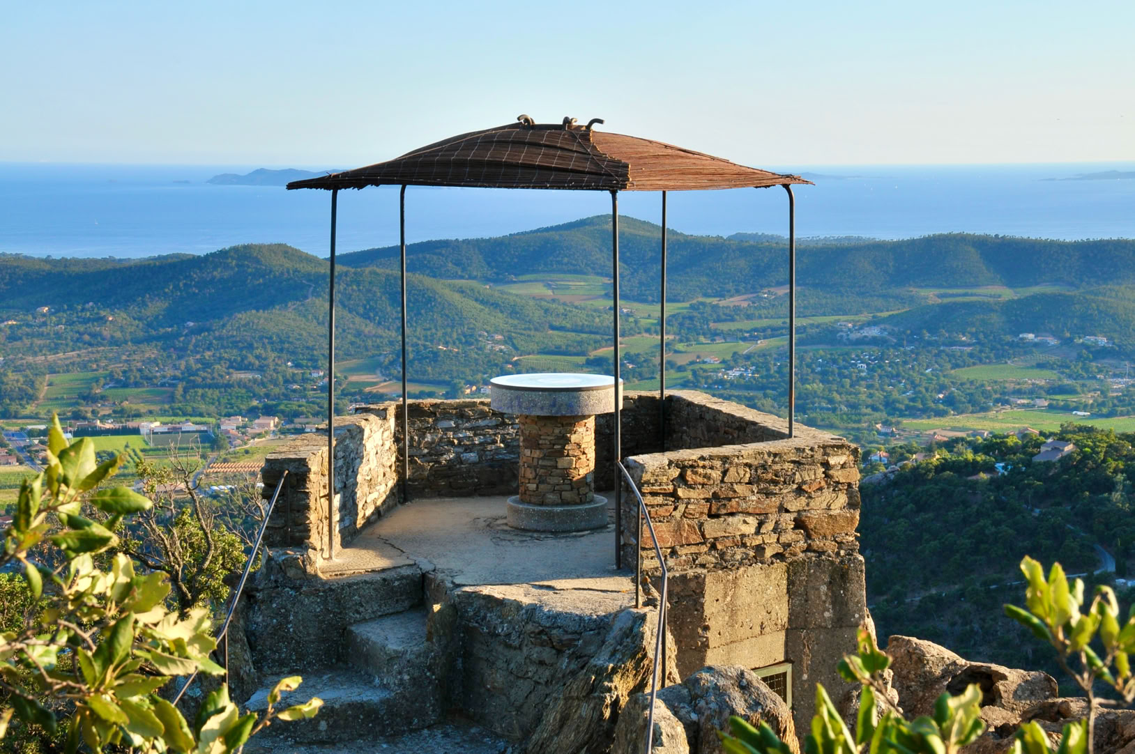 Depuis l'esplanade du château part le chemin des oratoires, intégré au GR90, qui monte jusqu'à la chapelle située à environ 324 mètres d'altitude.  Cela permet de quitter progressivement les ruelles pour rejoindre la végétation du massif des Maures et prendre encore davantage de hauteur sur le littoral.