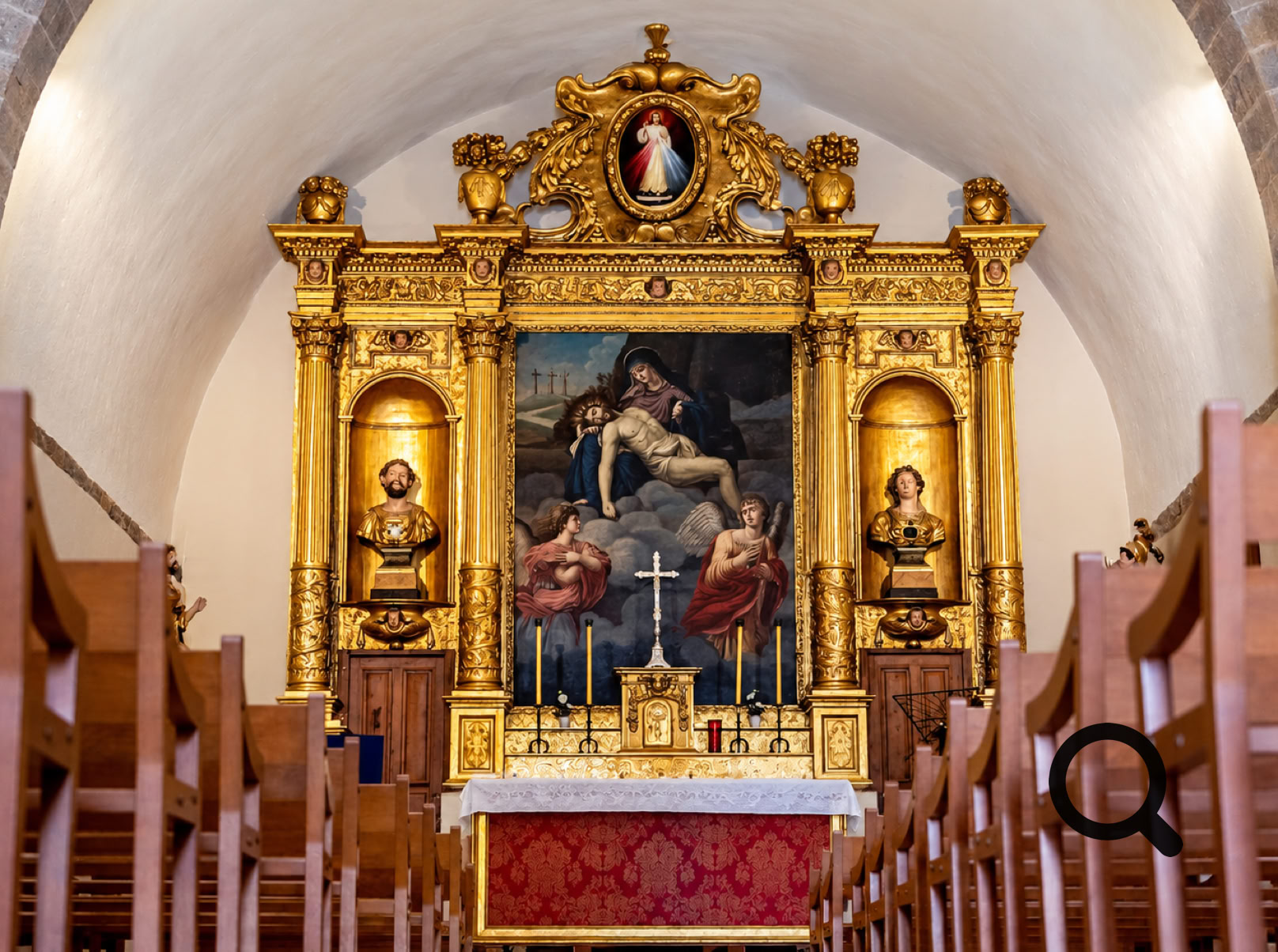 À l'intérieur, se trouvent un retable du XVIIe siècle et sa Pietà de Paul-Emile Barberi, peinte en 1808.