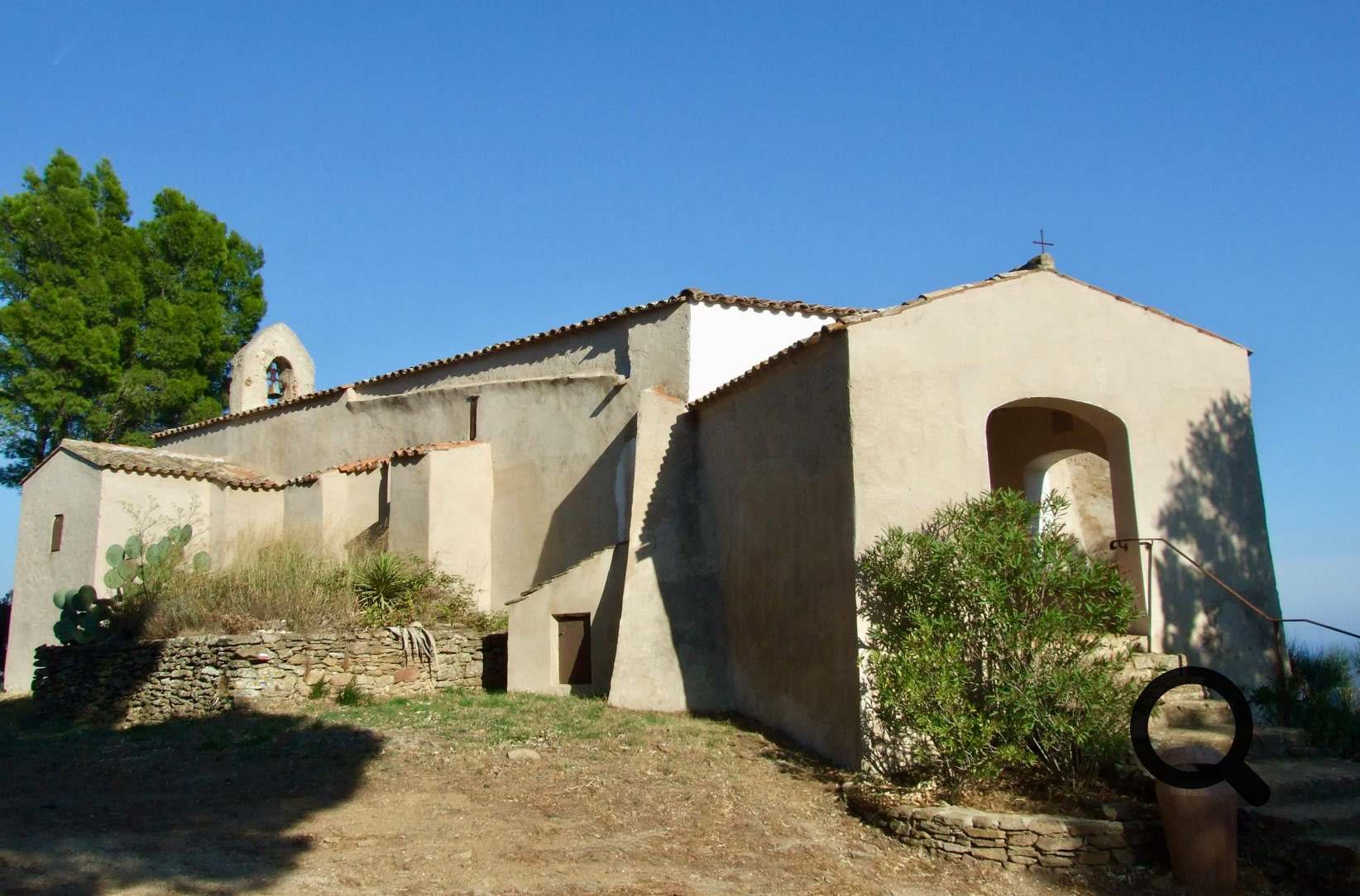 From the castle esplanade, follow the Chemin des Oratoires, which forms part of the GR90 long-distance hiking trail and climbs to the chapel, situated at an altitude of around 324 metres.