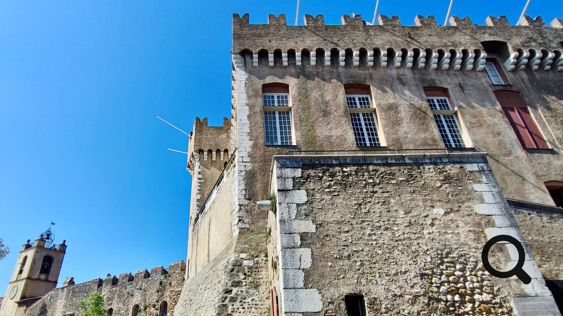 Édifié vers 1300 comme forteresse défensive par Rainier Grimaldi, seigneur de Cagnes et amiral de France, le château a résisté à plusieurs sièges avant d'être transformé vers 1620 en résidence seigneuriale plus raffinée par Jean-Henri Grimaldi.