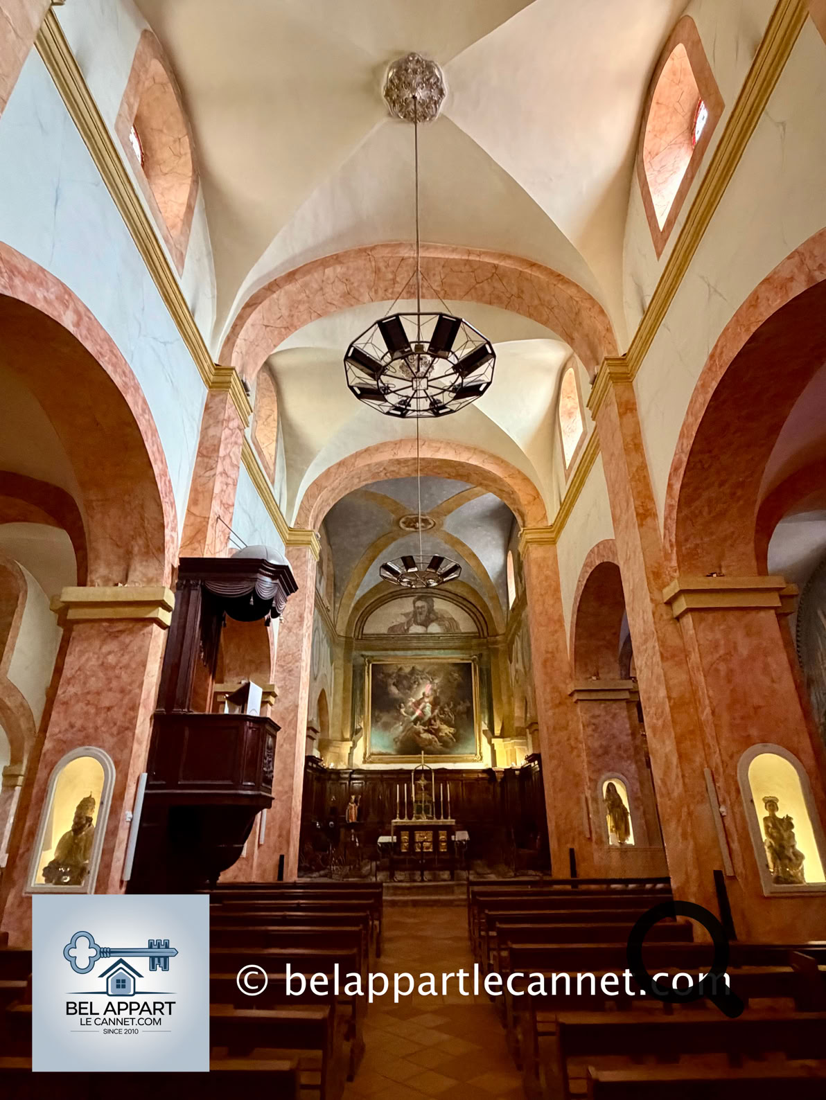 L'ancienne église située en dessous du château était devenue trop petite et difficile d'accès au XVIIIe siècle. La construction d'une nouvelle église fut donc décidée. La première pierre fut bénie en 1775 et l'édifice fut achevé dans les années suivantes. 