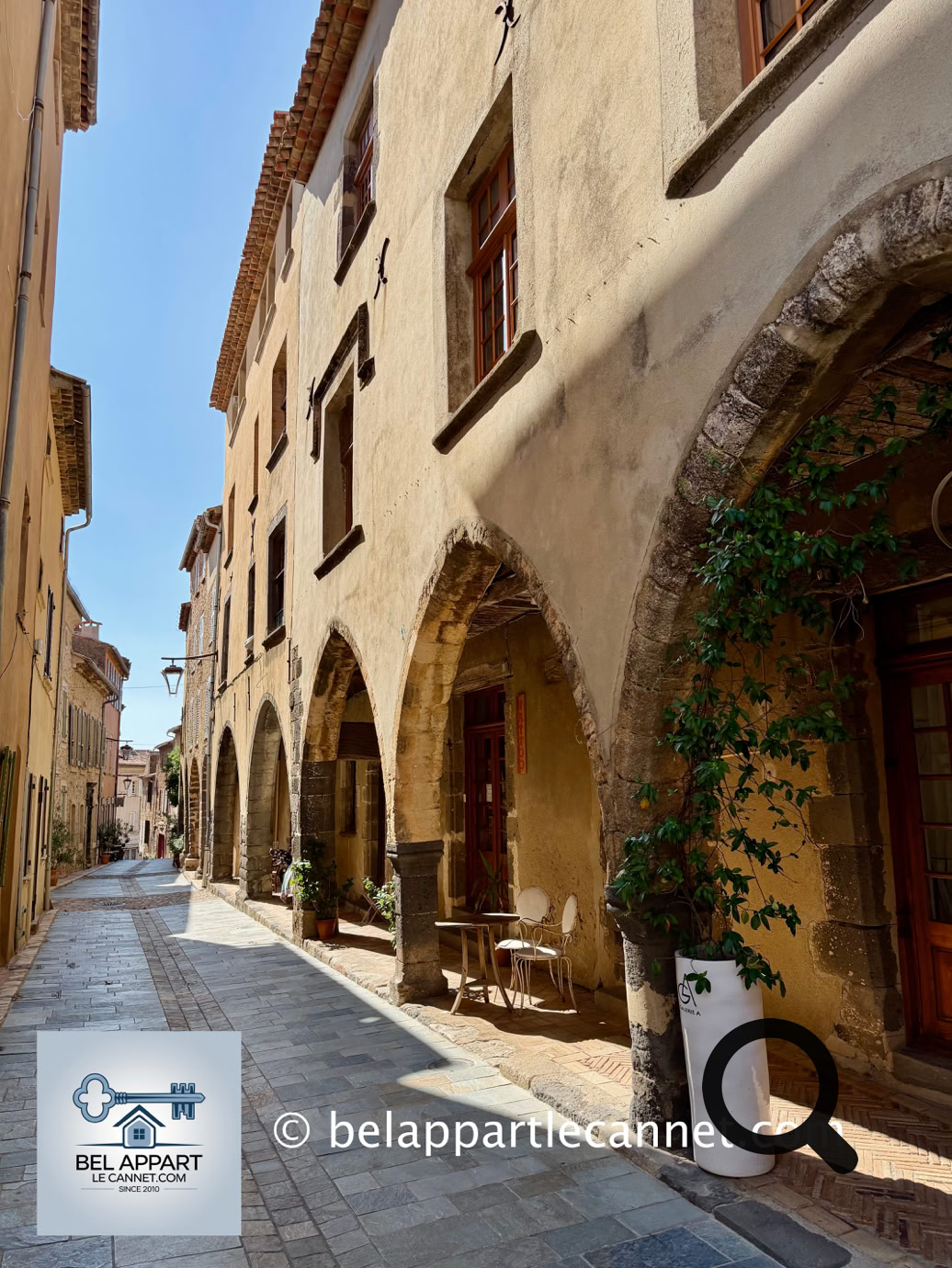 La rue des Templiers, autrefois l'une des principales rues commerçantes, mérite notamment le détour, tout comme la Maison des Arcades, dont la façade et la cave sont inscrites aux Monuments historiques depuis 1926.