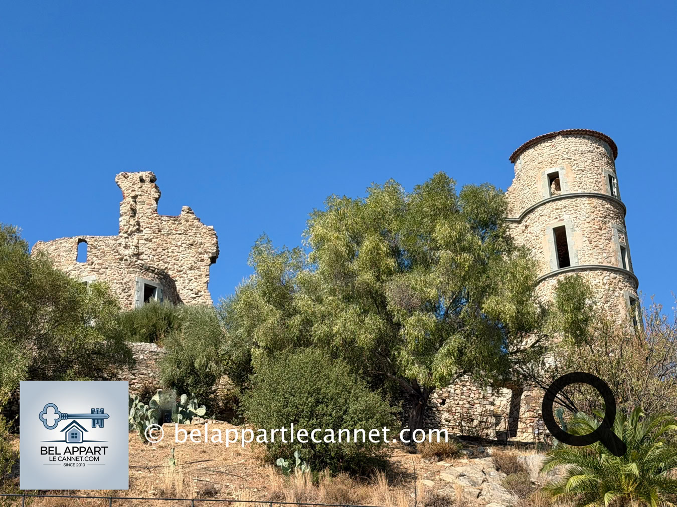 Tout en haut du village se trouvent les imposantes ruines du Château de Grimaud. C'est véritablement le point culminant de la visite.