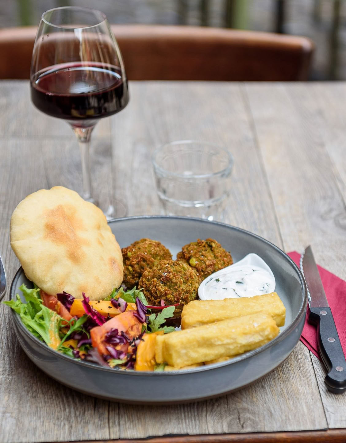 C'est un bistro-épicerie, anciennement boulangerie du village. Sa cuisine est traditionnelle et créative, avec des produits locaux/bio en circuit court. L'ambiance y est chaleureuse, avec une petite terrasse dans les ruelles pavées du village. Pour un déjeuner copieux et local, La Petite Épicerie est une valeur sûre.
