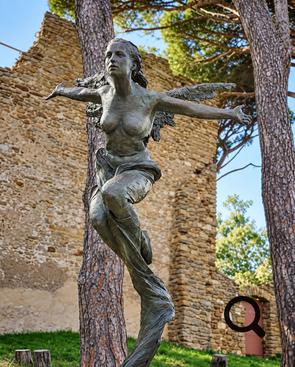 Vous y découvrerez également La Victoire, grande sculpture contemporaine de Christophe Charbonnel installée en 2017.