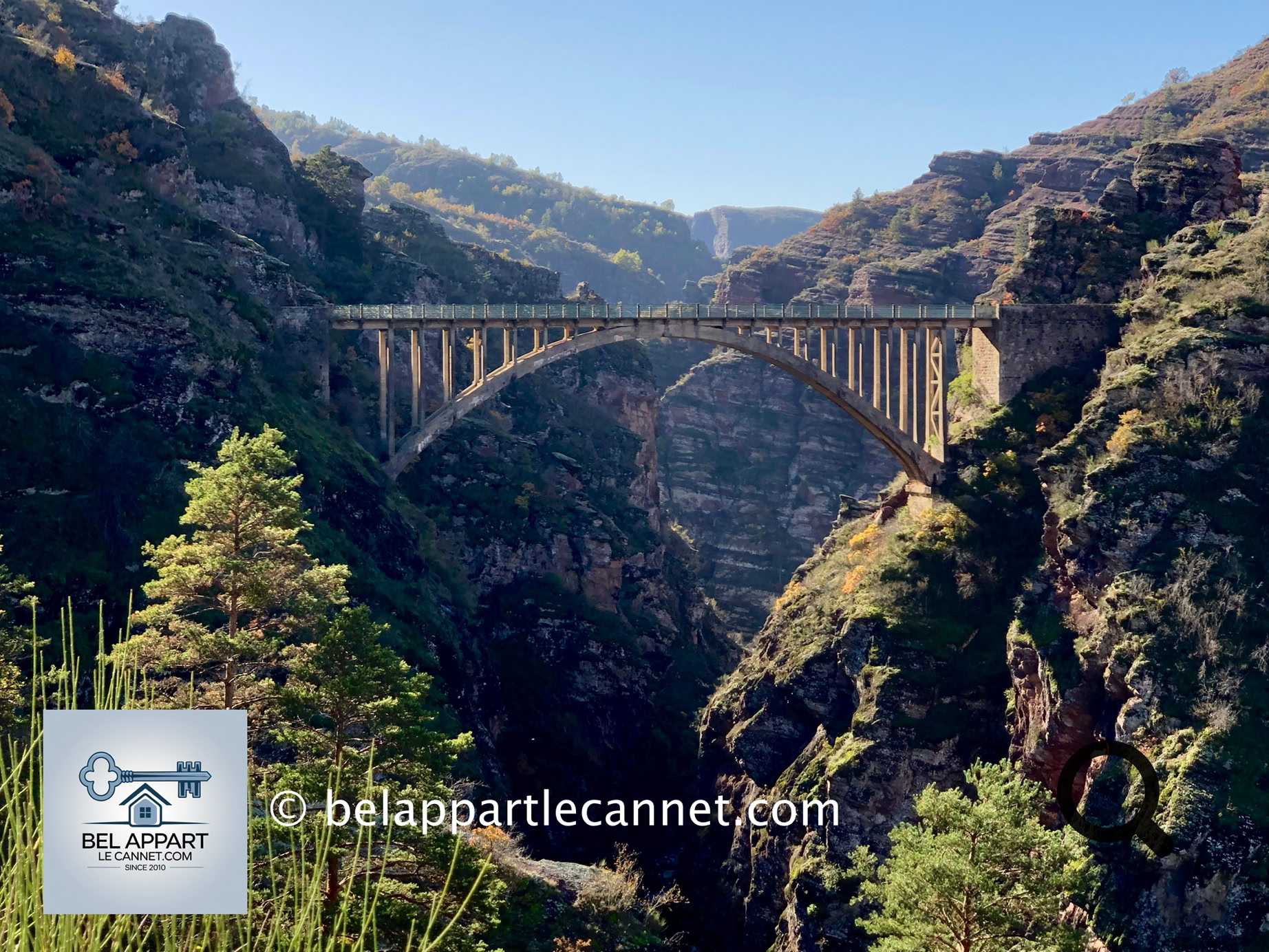 À l'entrée des gorges de Daluis, non loin de Guillaumes, un pont de béton franchit le Var à près de 80 mètres au-dessus de la rivière.  Aujourd’hui connu sous le nom de Pont de la Mariée, il doit cette appellation à un mystérieux fait divers survenu au début du XXe siècle, dont le récit est devenu au fil du temps une véritable légende locale.