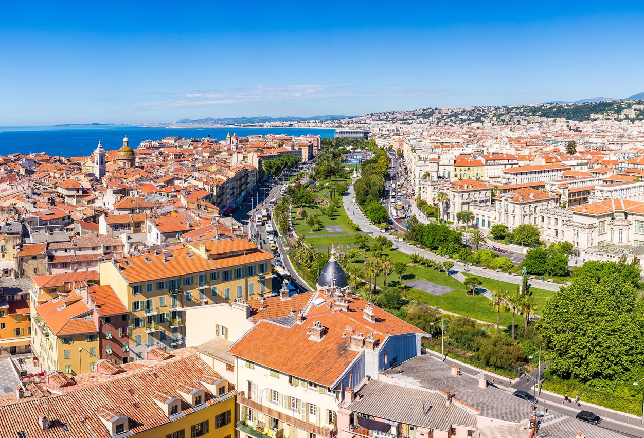 Nice, the capital of the French Riviera, is a must-visit destination for those seeking a unique blend of culture, spectacular scenery, and the French art of living. Bordered by the Mediterranean Sea and nestled between mountains and coastline, the city offers an idyllic and sunny setting almost all year round.