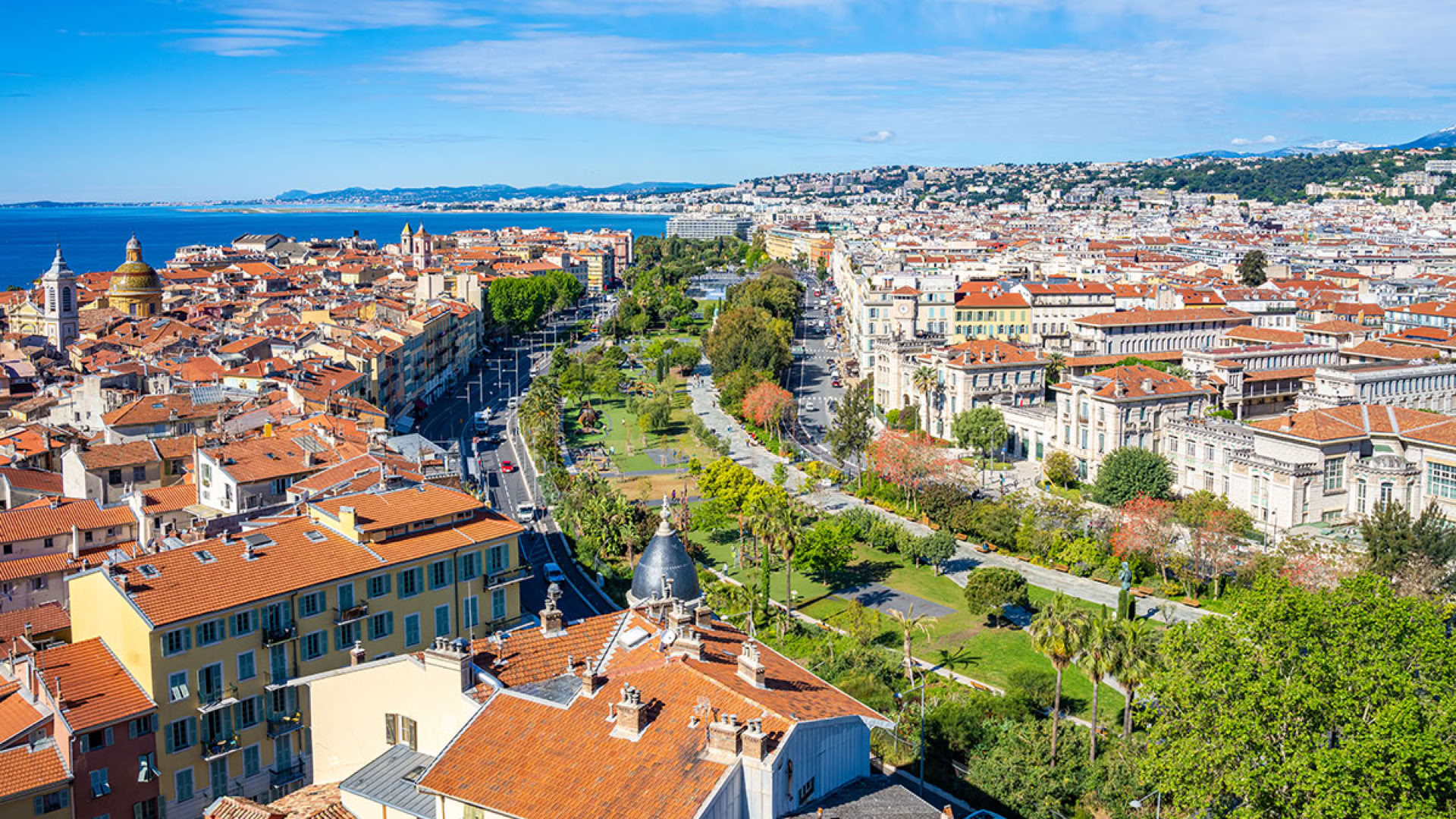 Également appelée Promenade du Paillon, c'est l'un des plus beaux espaces urbains de Nice. Inaugurée en 2013, cette immense promenade paysagère traverse le centre-ville sur plus d'un kilomètre, reliant la place Masséna jusqu’au secteur du Palais des Expositions.