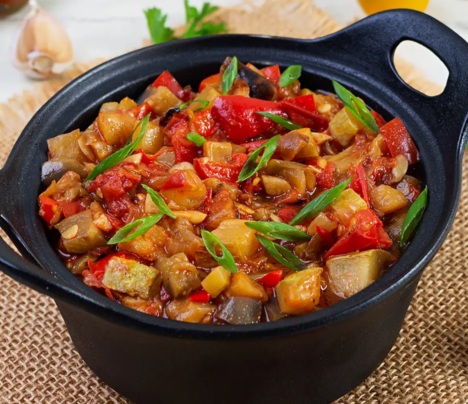 It is one of the most iconic dishes of Provençal and Niçoise cuisine: a summer vegetable stew, full of sunshine, Mediterranean aromas, and rustic know-how. It’s a slow-cooked dish made with typically Mediterranean vegetables, cooked separately then combined to preserve their flavors and textures. It can be served hot, warm, or cold, as a main dish or a side. What I love most is enjoying it cold with hot white rice. A true delight and an irresistible hot/cold sensation!