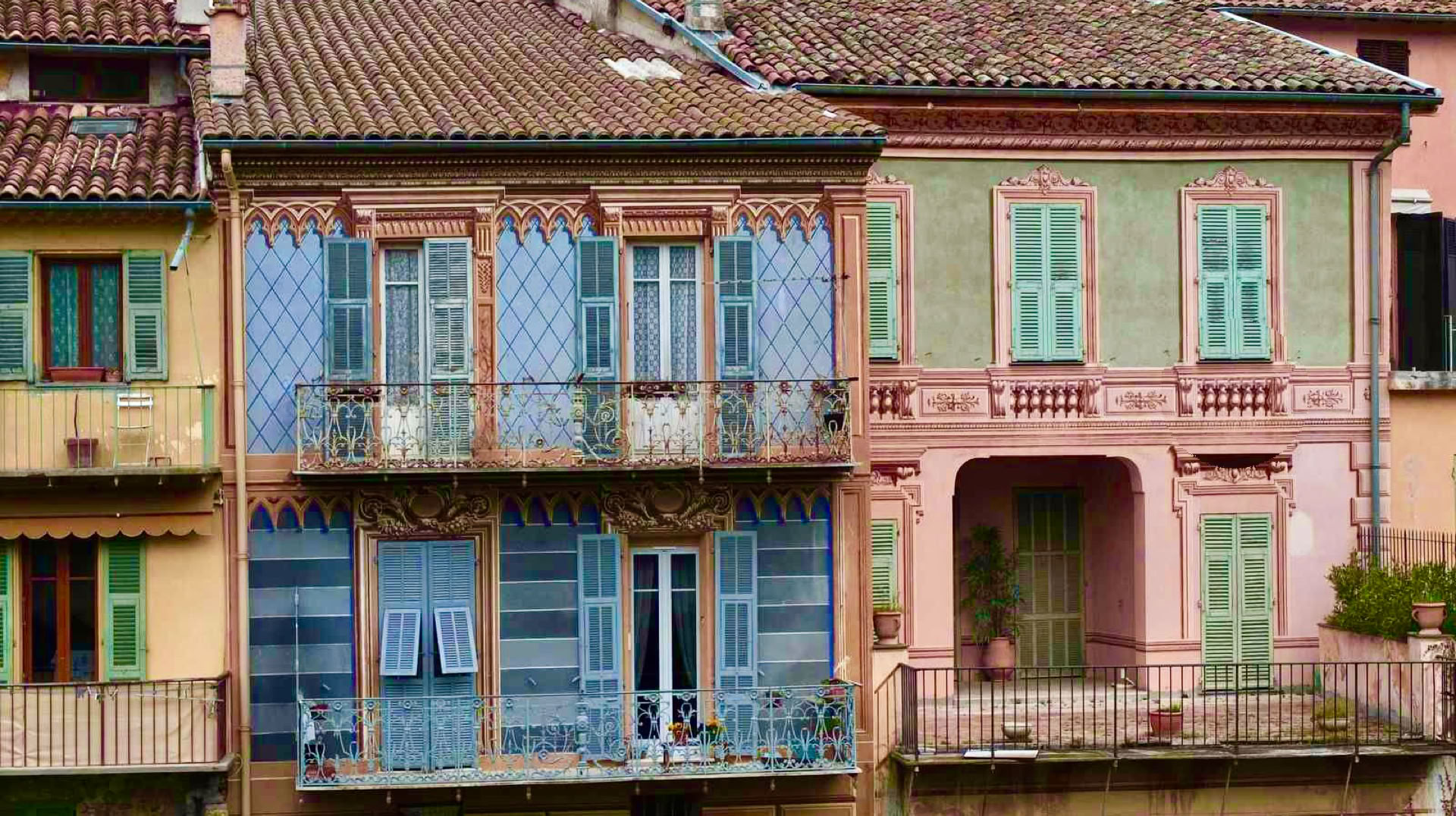 Some of these old houses are decorated with remarkable trompe-l'œil paintings created directly on their façades. These decorations, far less expensive than stone carvings, were produced by Italian artists. Most of them were restored by the fresco artist G. Cappa during the 1990s.