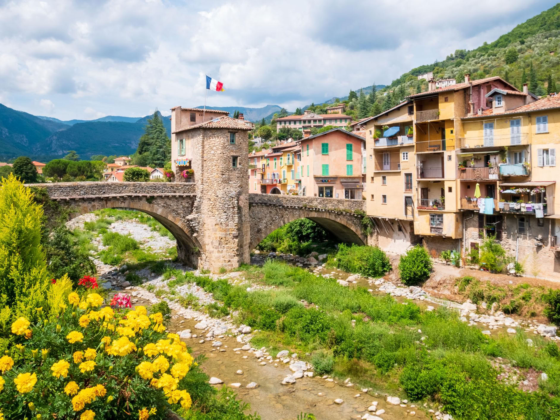 The first landmark to catch the eye is Sospel’s famous Old Bridge. A true symbol of the village, this fortified bridge spanning the Bévéra River is one of the last of its kind still visible in Europe.