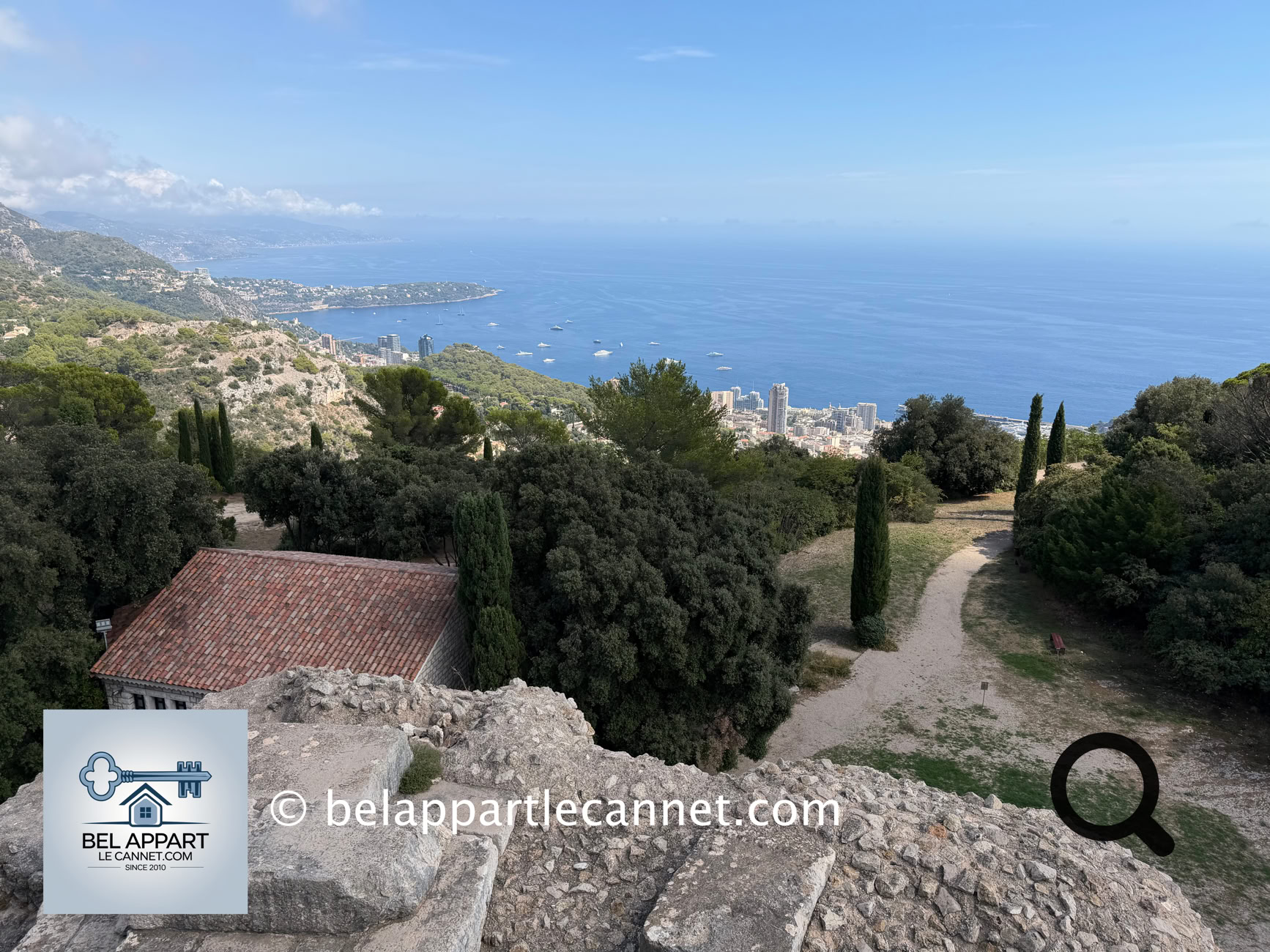 La terrasse offre également un magnifique panorama sur La Turbie, les montagnes environnantes, la Principauté de Monaco et la Méditerranée.