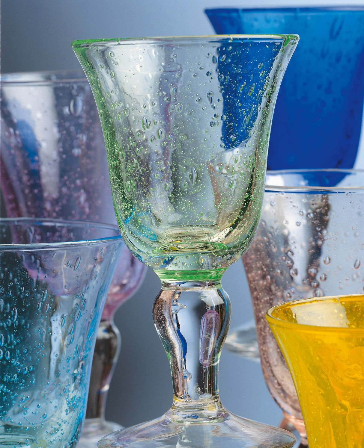 Biot est mondialement connue pour son verre soufflé, une tradition qui se perpétue depuis le Moyen Âge. Les visiteurs peuvent découvrir cet art fascinant dans les ateliers et la Verrerie de Biot, où des artisans transforment le verre en œuvres uniques.