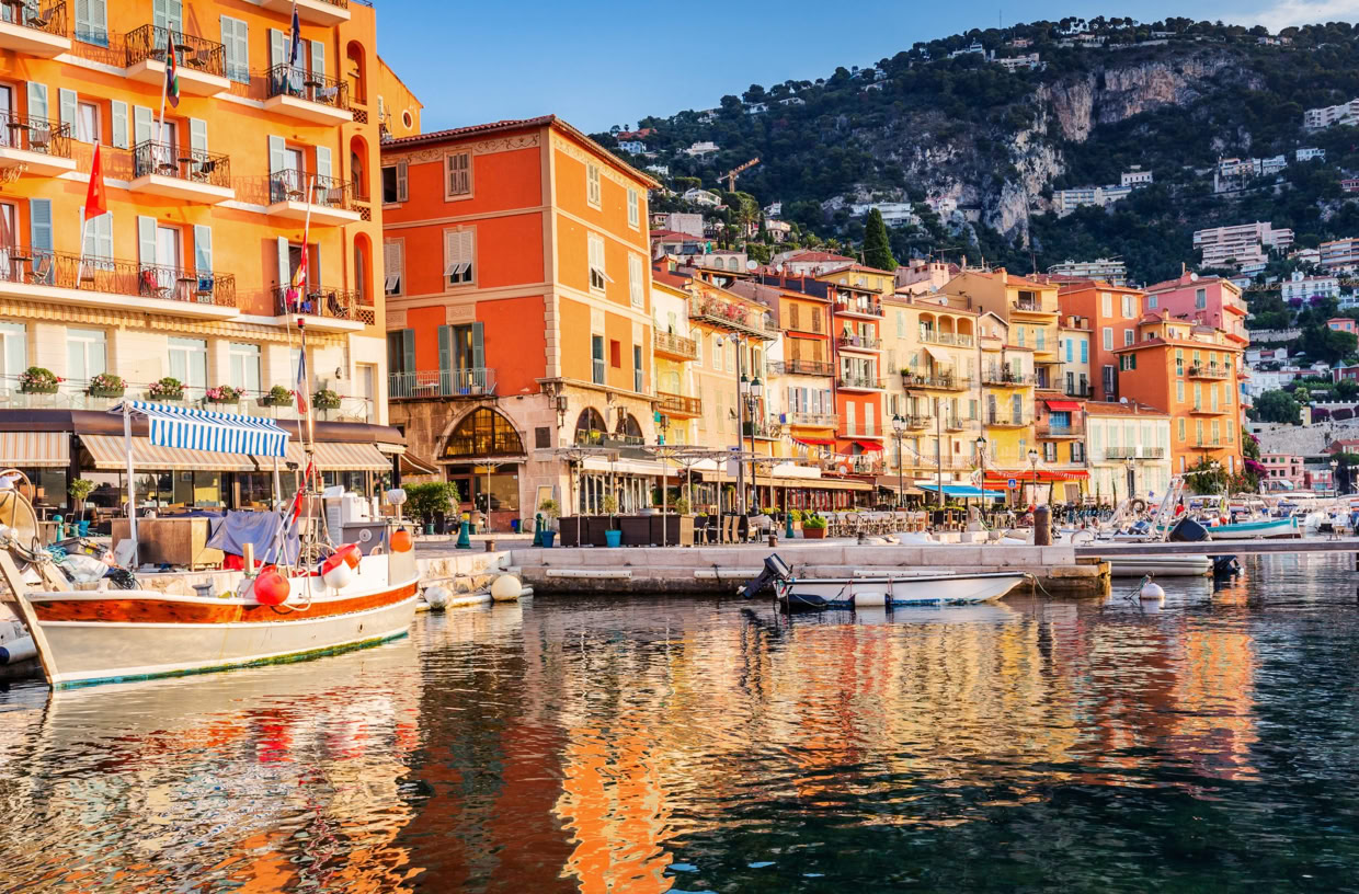 Located between Nice and Monaco, Villefranche-sur-Mer is a true gem of the French Riviera, captivating visitors with its authentic charm, picturesque setting, and rich history. This seaside village offers a unique experience, combining natural beauty, heritage, and a distinctly Provençal atmosphere.
