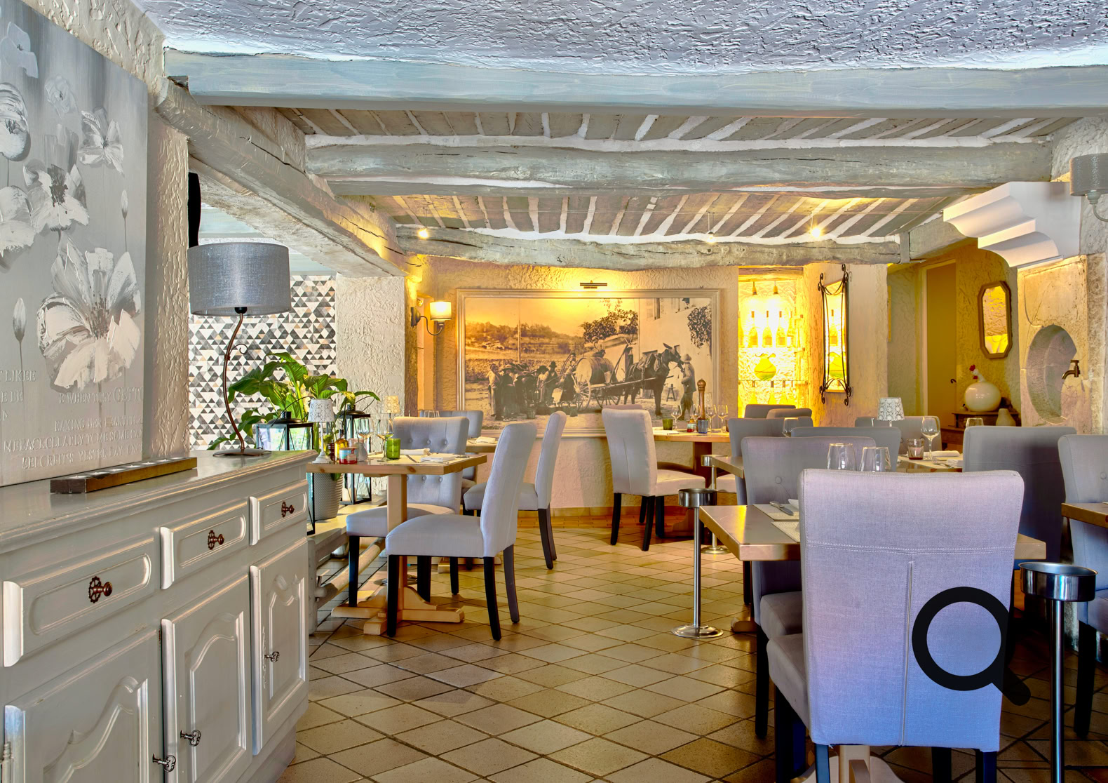 Installée en plein cœur de Cabris, cette auberge provençale arbore un décor chaleureux – pierres apparentes et terrasse ombragée.  L’Auberge de la Chèvre d’Or, un incontournable à Cabris, propose une cuisine de saison, semi-gastronomique et faits-maison avec une atmosphère conviviale et des tarifs très accessibles.  Parfaite pour un repas de qualité sans prétention gastronomique excessive.